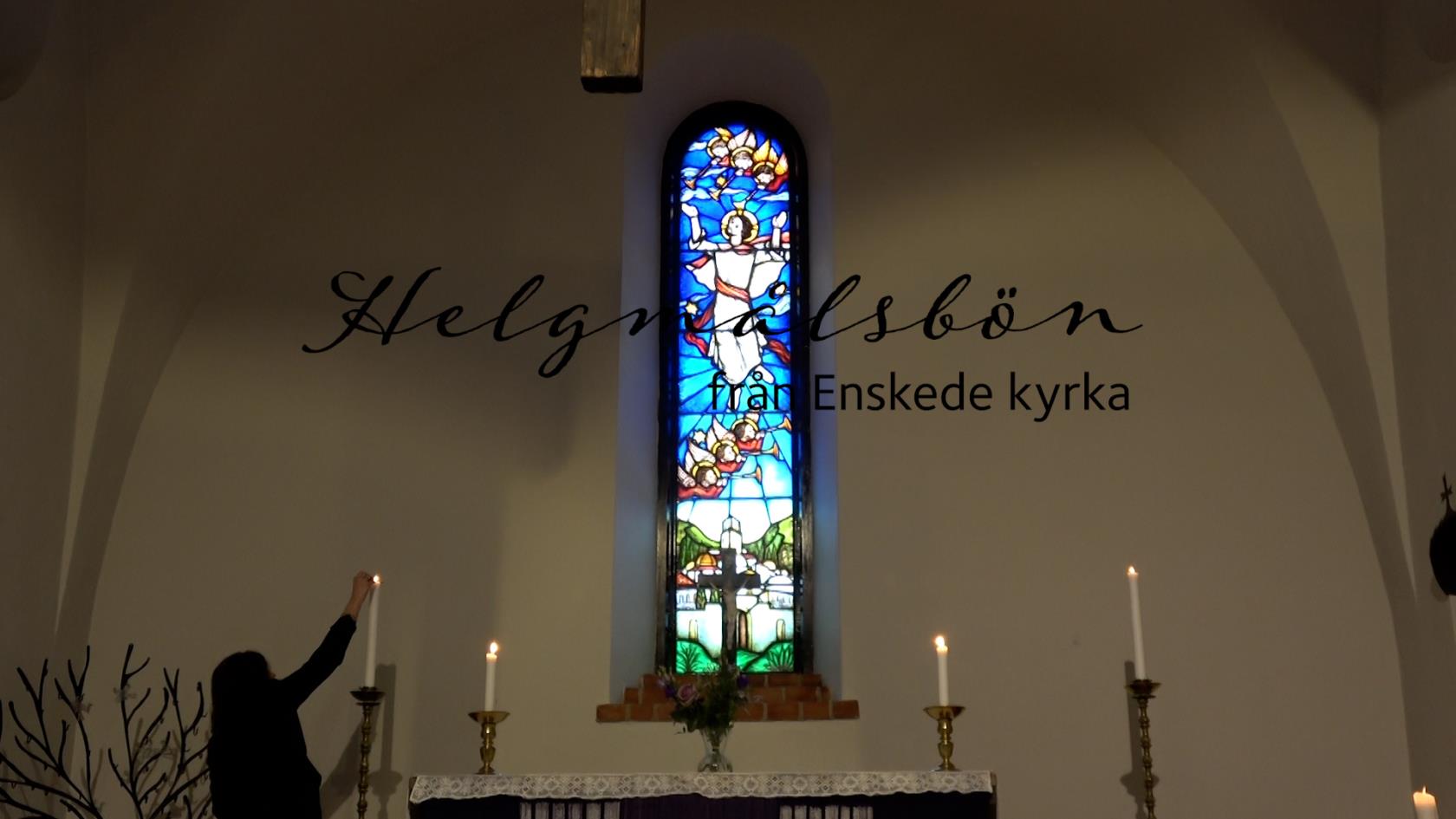 Kyrkoherden tänder ljus i Enskede kyrka