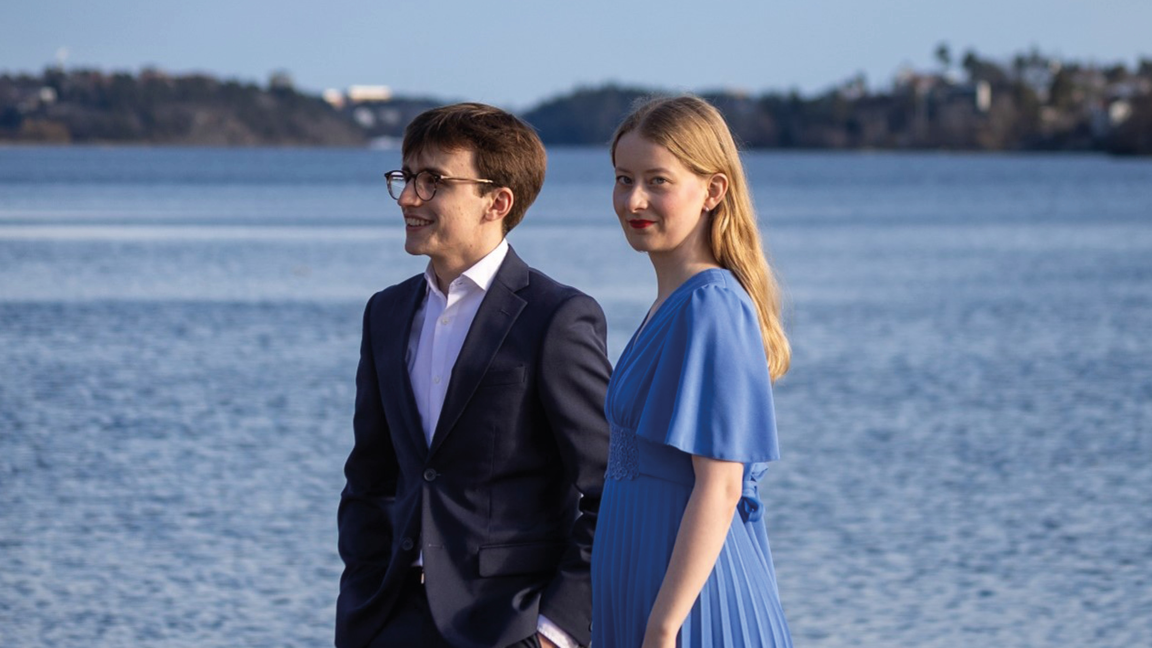 En man och en kvinna står framför en stor sjö