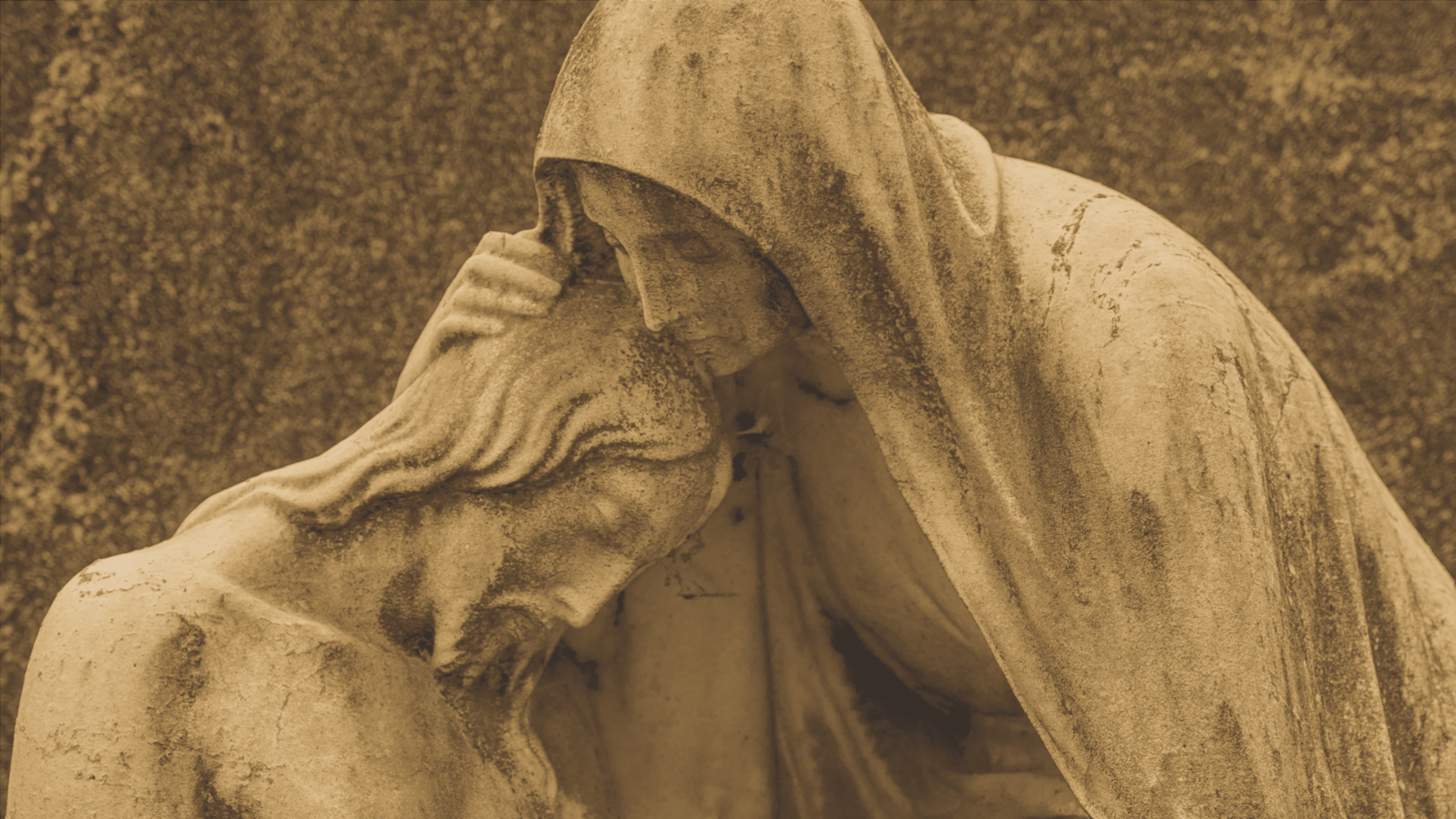 En sörjande Maria med Jesus i famnen - stenstaty