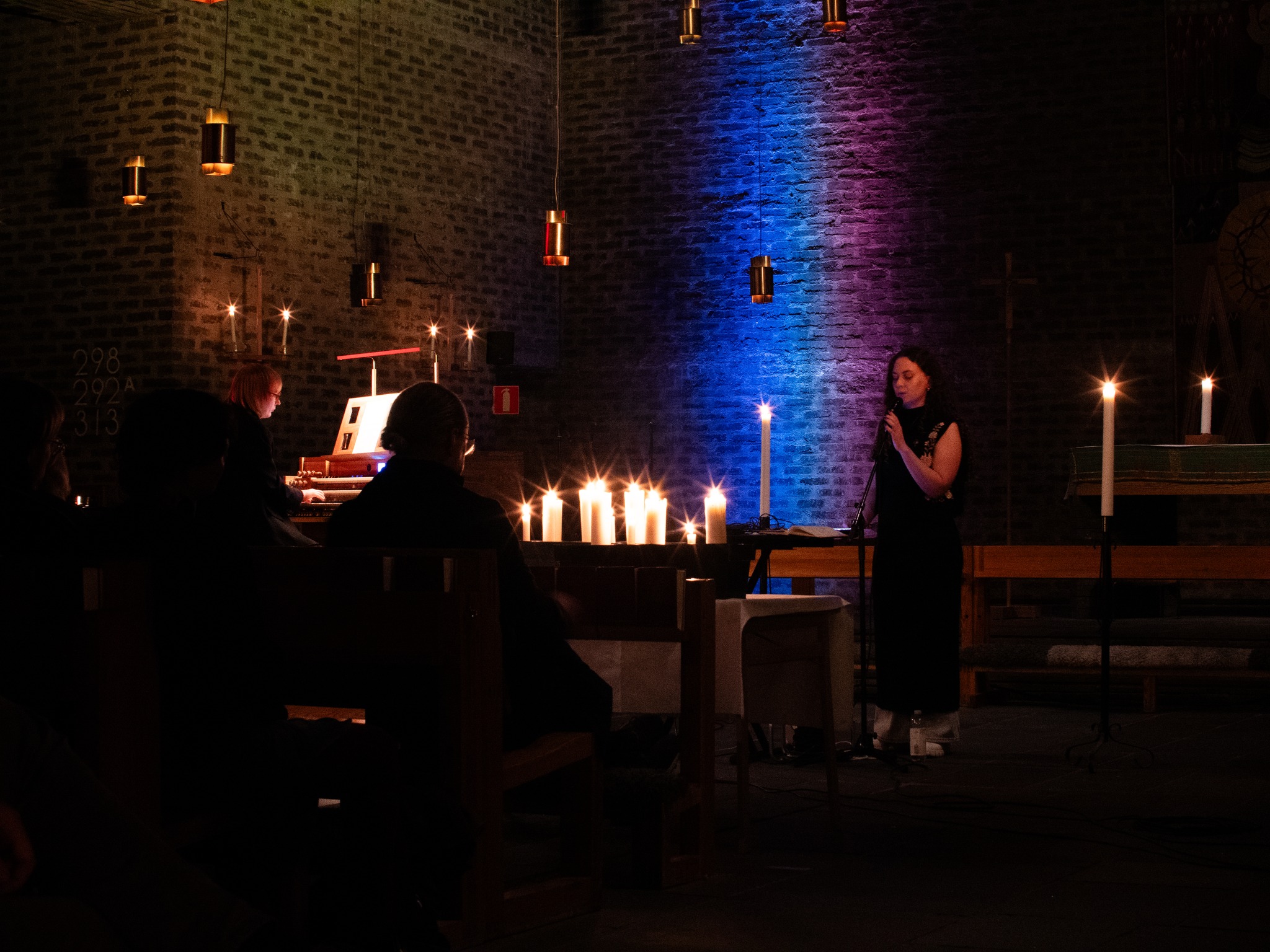 Mörklagt i Markuskyrkan med musiker som skymtar
