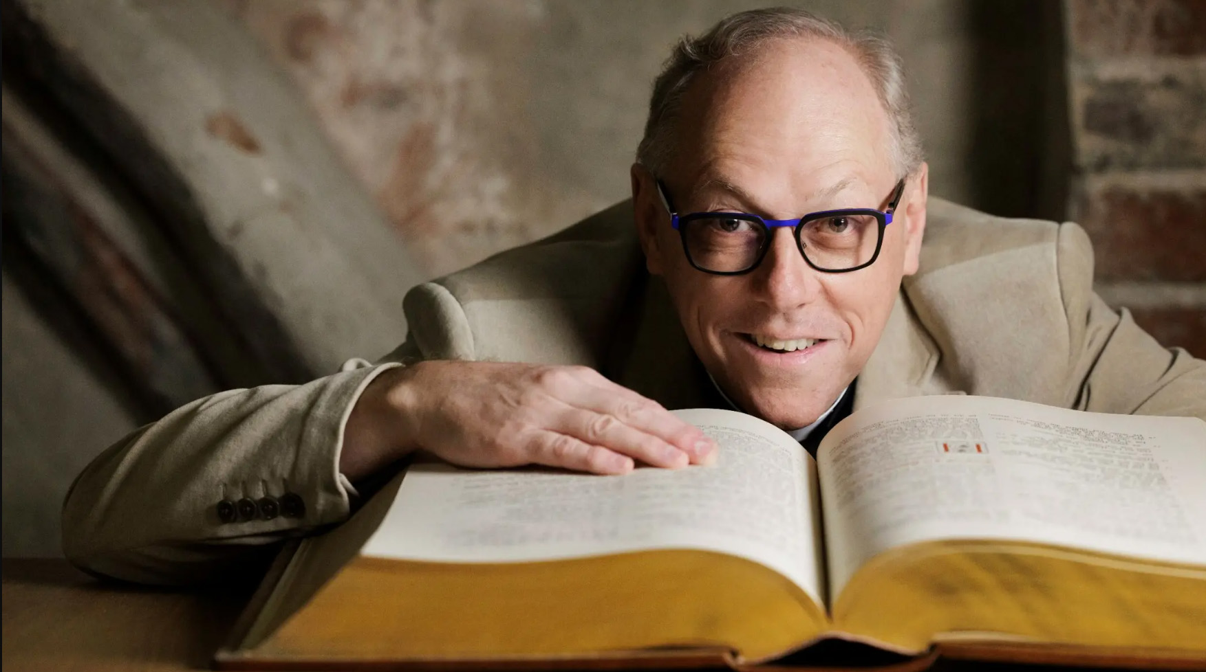 Ulf Lindgren med en bibel