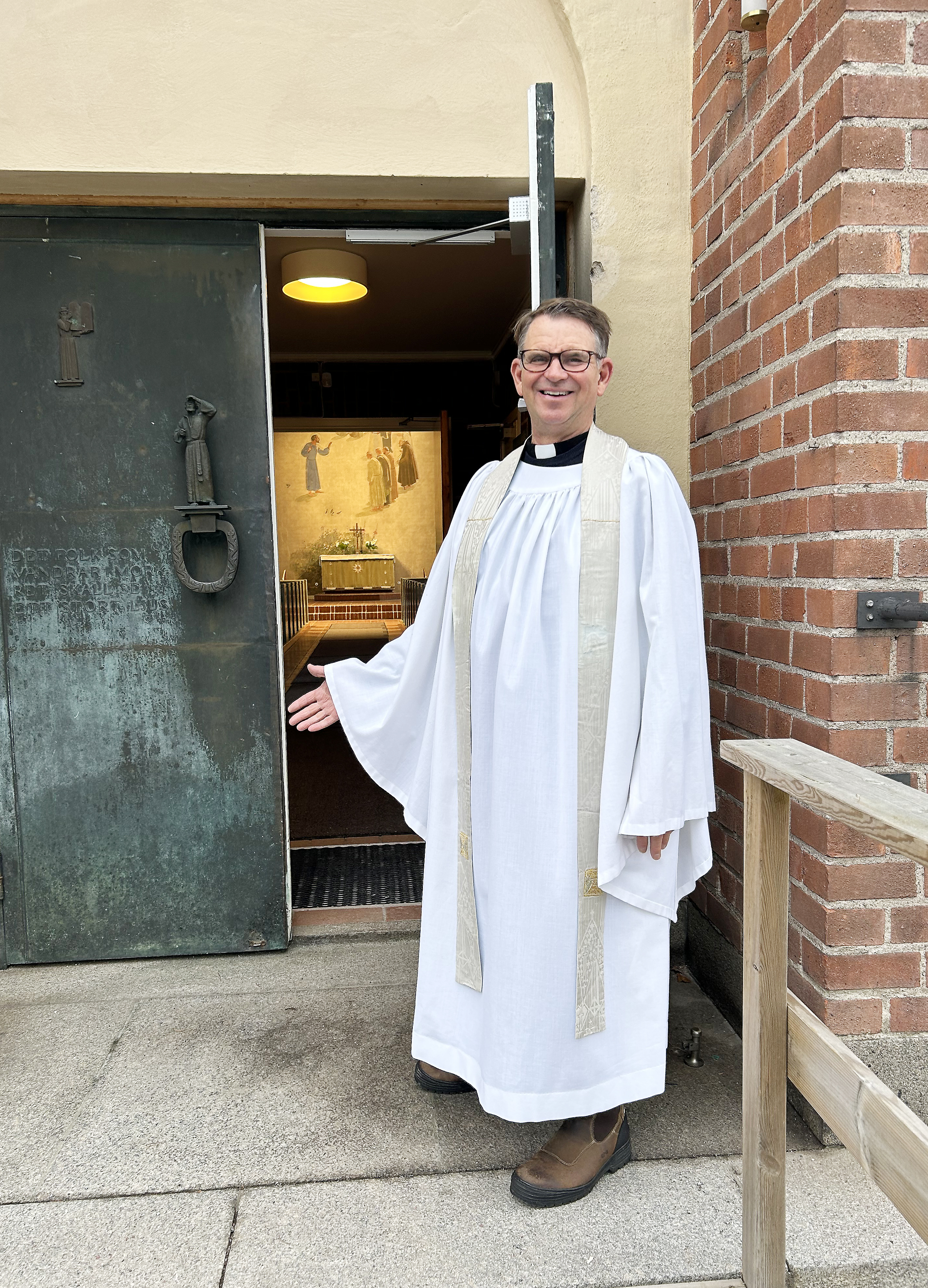 Kyrkoherde David Kindbom hälsar "välkommen" till återöppnandet av Hässelby Villastads kyrka.