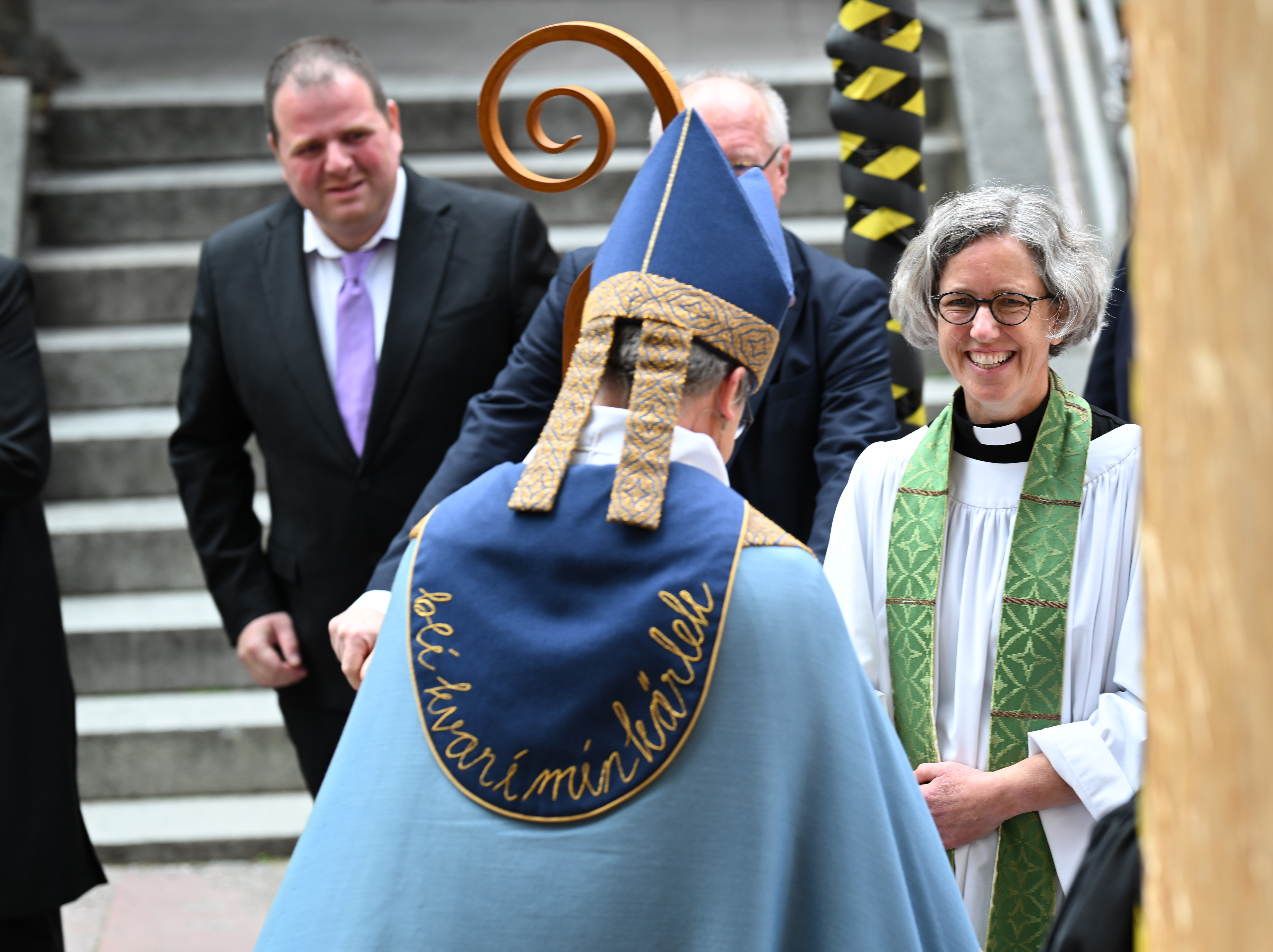 Begrüßung draußen Bischof und Tina Foto Mårten Gudmundhs