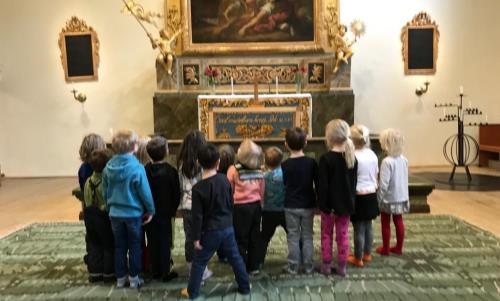 Coronaviruksen takia seurakunnan perhe- ja lapsitominta on toistaiseksi netissä. På grund av Coronaviruset är församlingens familje- och barnverksamheten för tillfället digtalt.