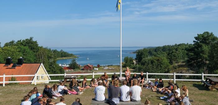 Att konfirmeras är en stark tradition i Saltsjöbaden. Det är många som är med på de läger/alternativ som församlingen ordnar. Här är fokus både på tro och gemenskap. Konfirmationen ger ungdomarna verktyg att möta livets stora frågor samtidigt som de får många nya vänner. I slutet av denna månad kommer information om konfirmations-
alternativen 2020/2021. Här kan du läsa om hur några konfirmander upplevde sin konfirmationstid på ett av sommarens två läger på Utö, i Stockholms skärgård.