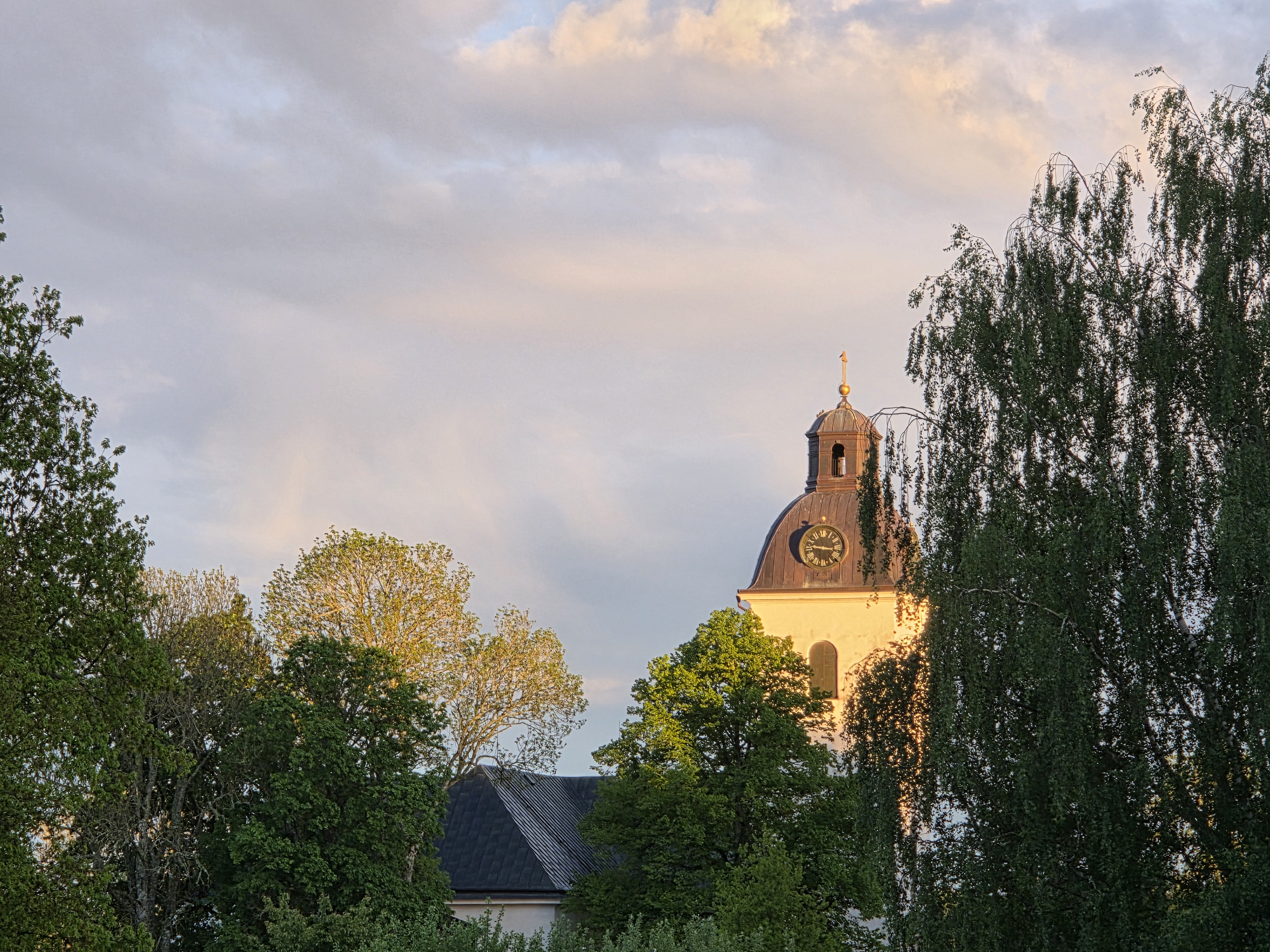 Kyrkan i försommarkväll