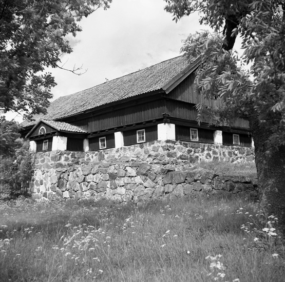 Svartvit bild på gammal lada