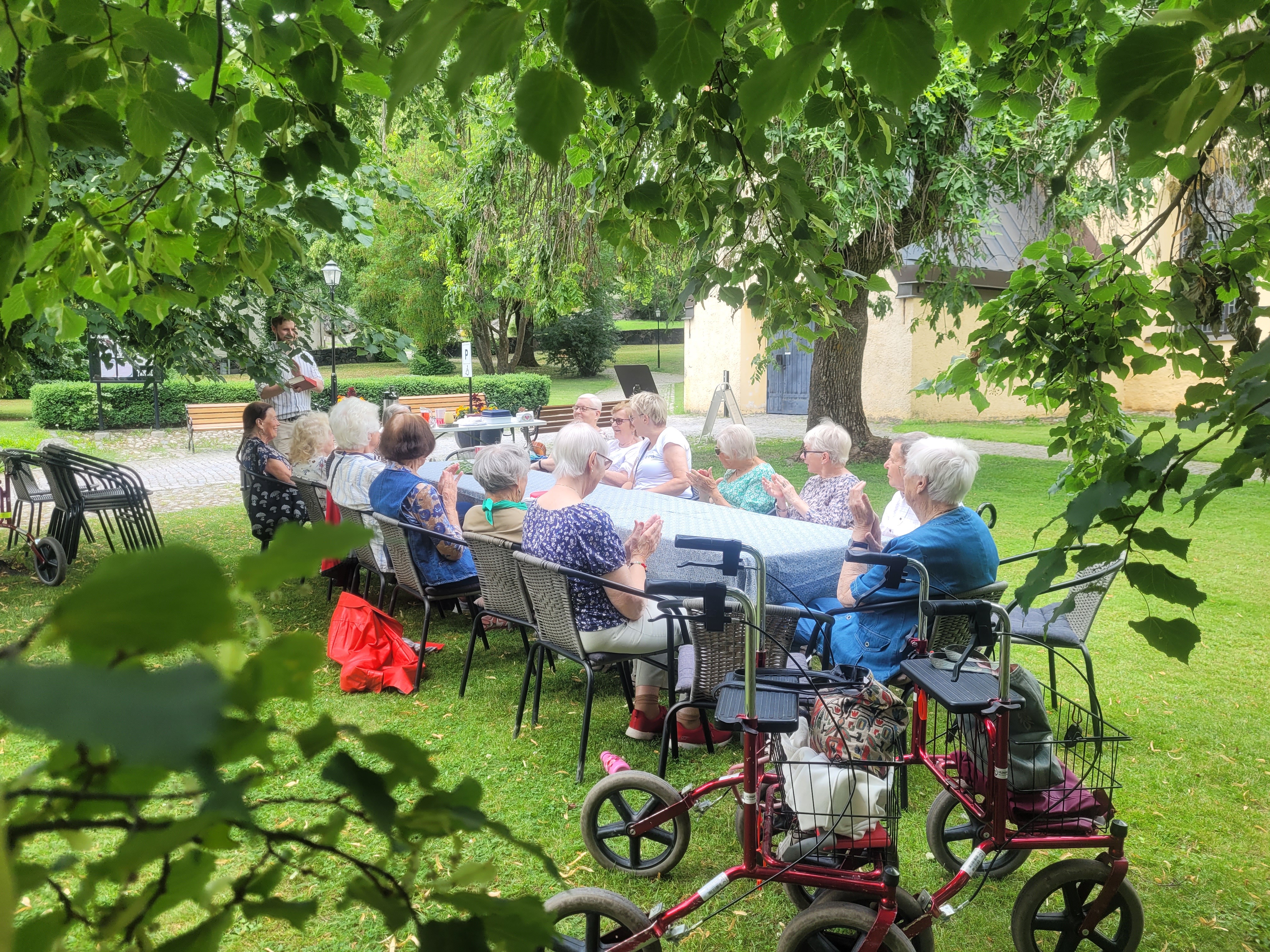 Sommarcafé utanför kyrkan