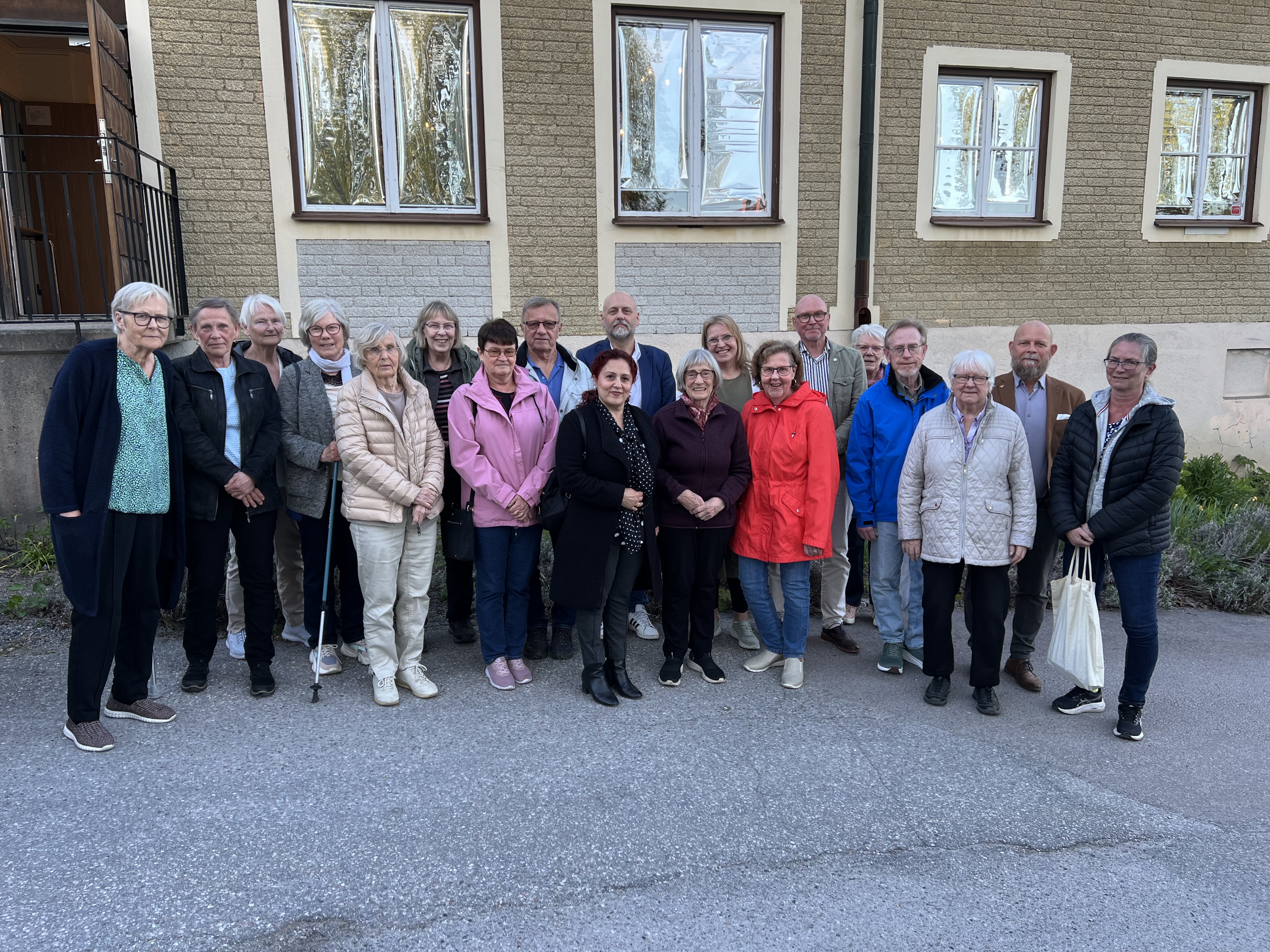 Kyrkofullmäktige utanför Kyrkans hus i Torshälla