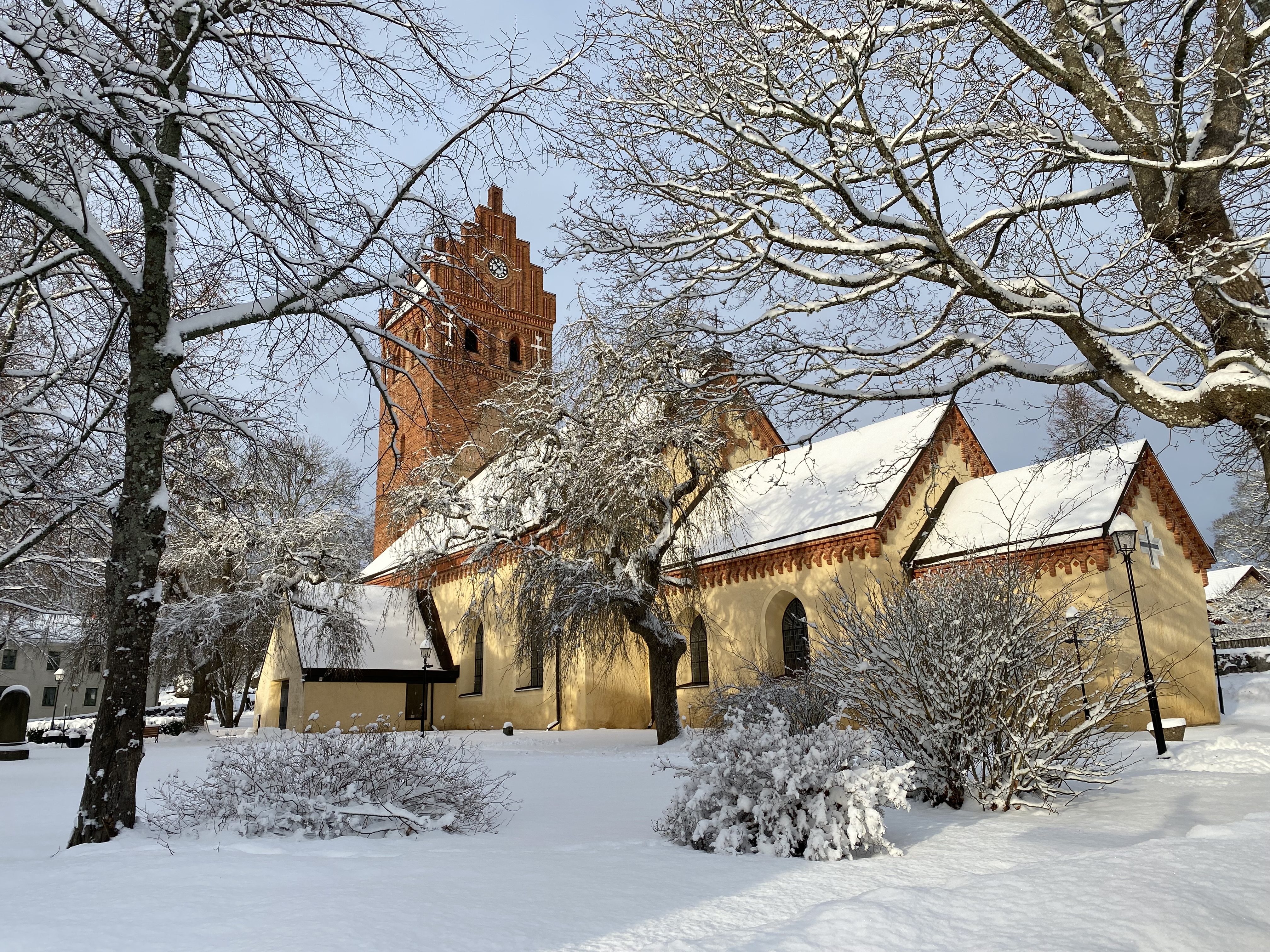 Kyrka med snötäckt tak