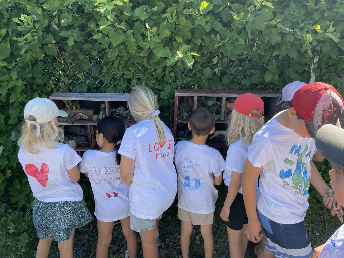 Barn som skapar insektshotell