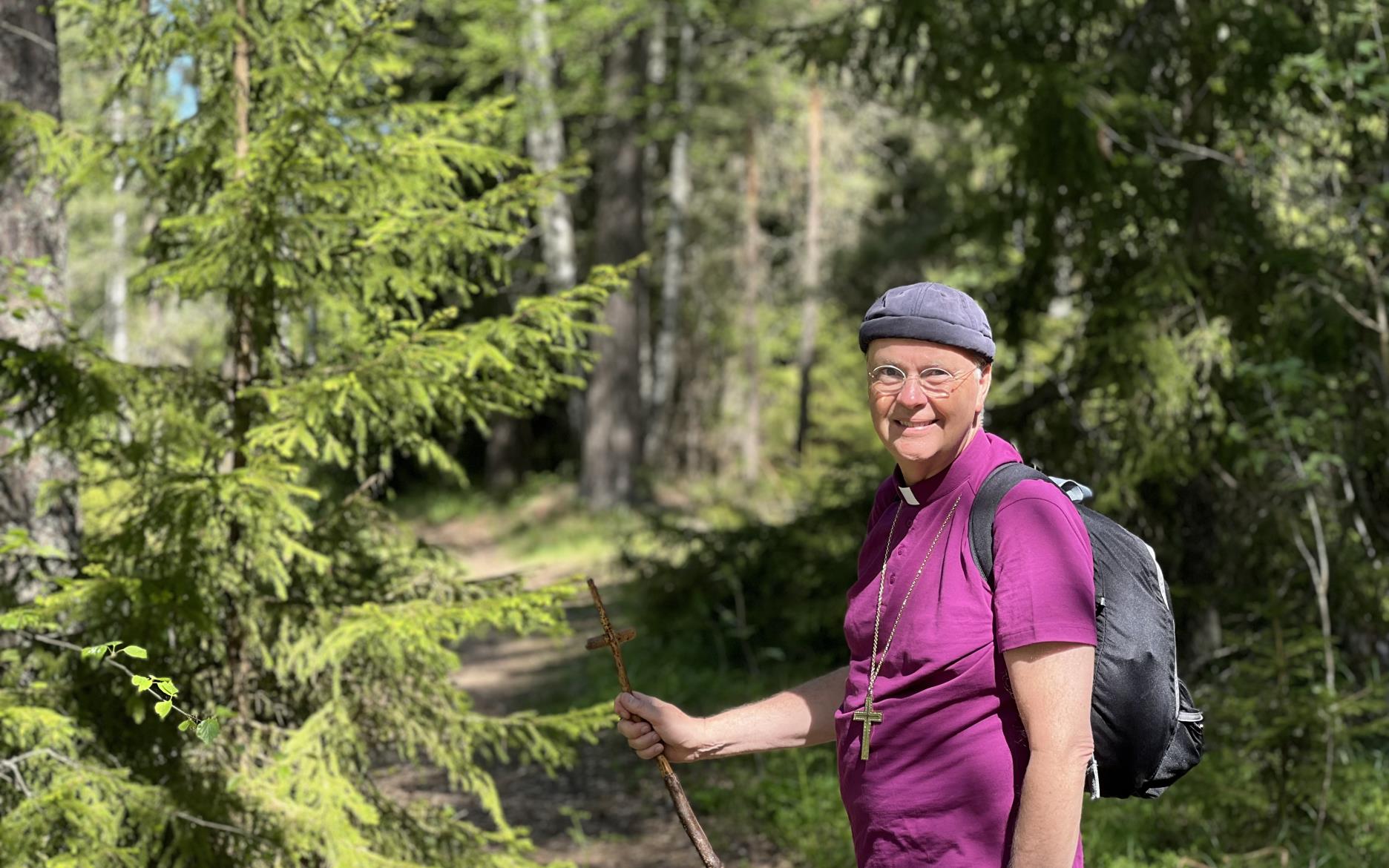 Biskop Johan i skogen med vandringsstav i handen