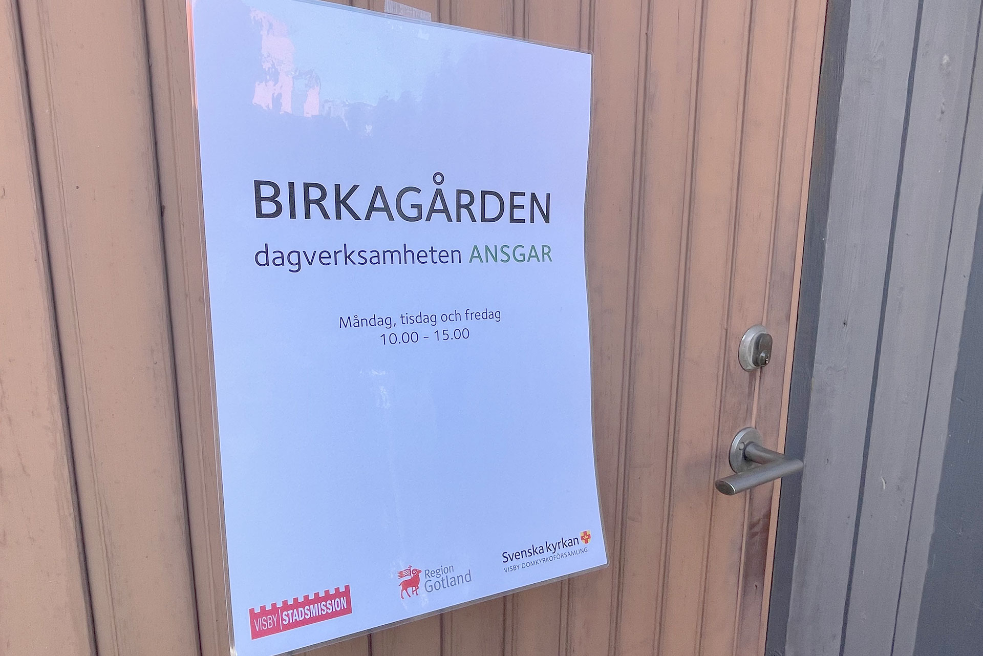 Skylt på dörren som berättar om Birkagårdens dagverksamhet ANSGAR.