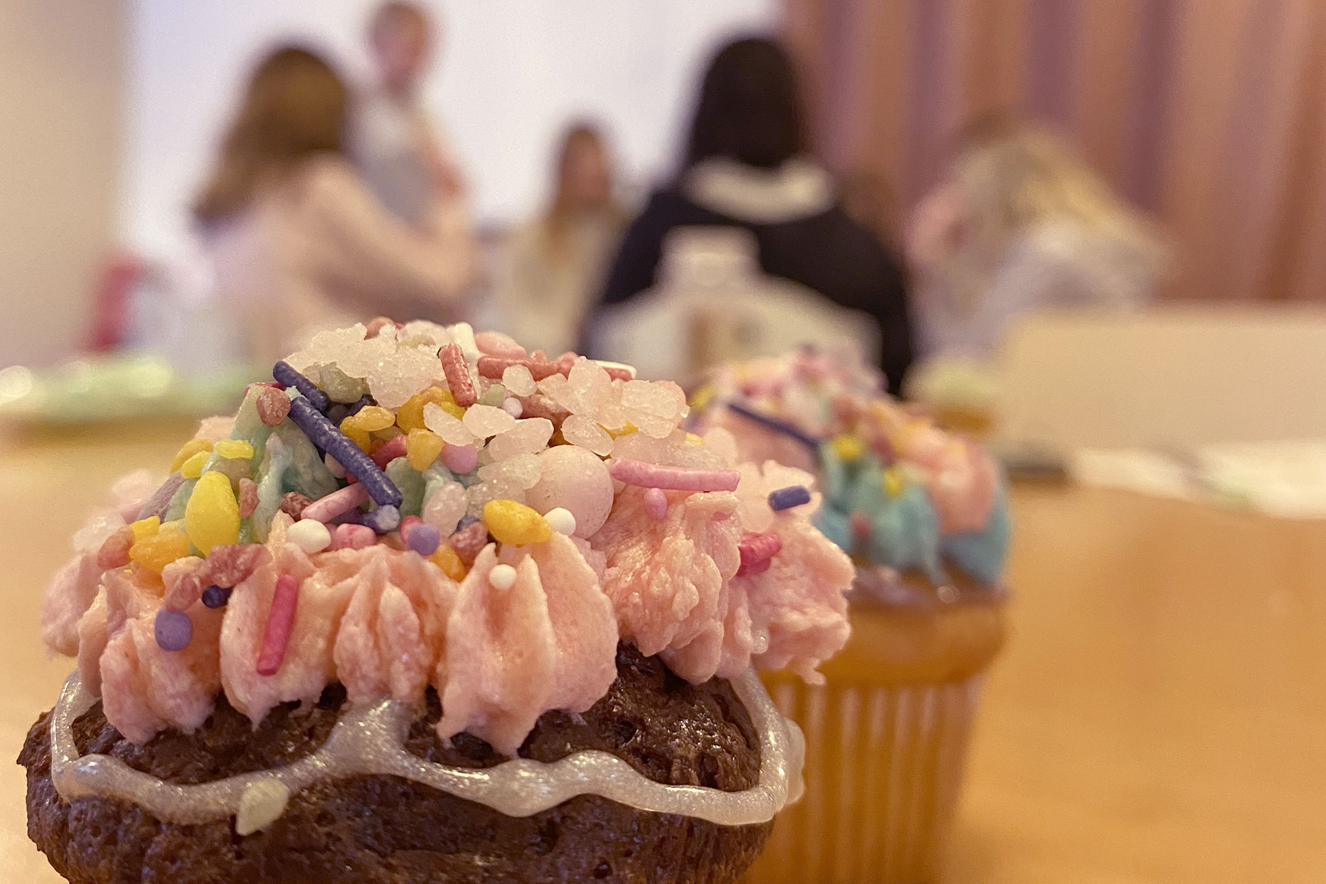 Cupcake framför några ungdomar