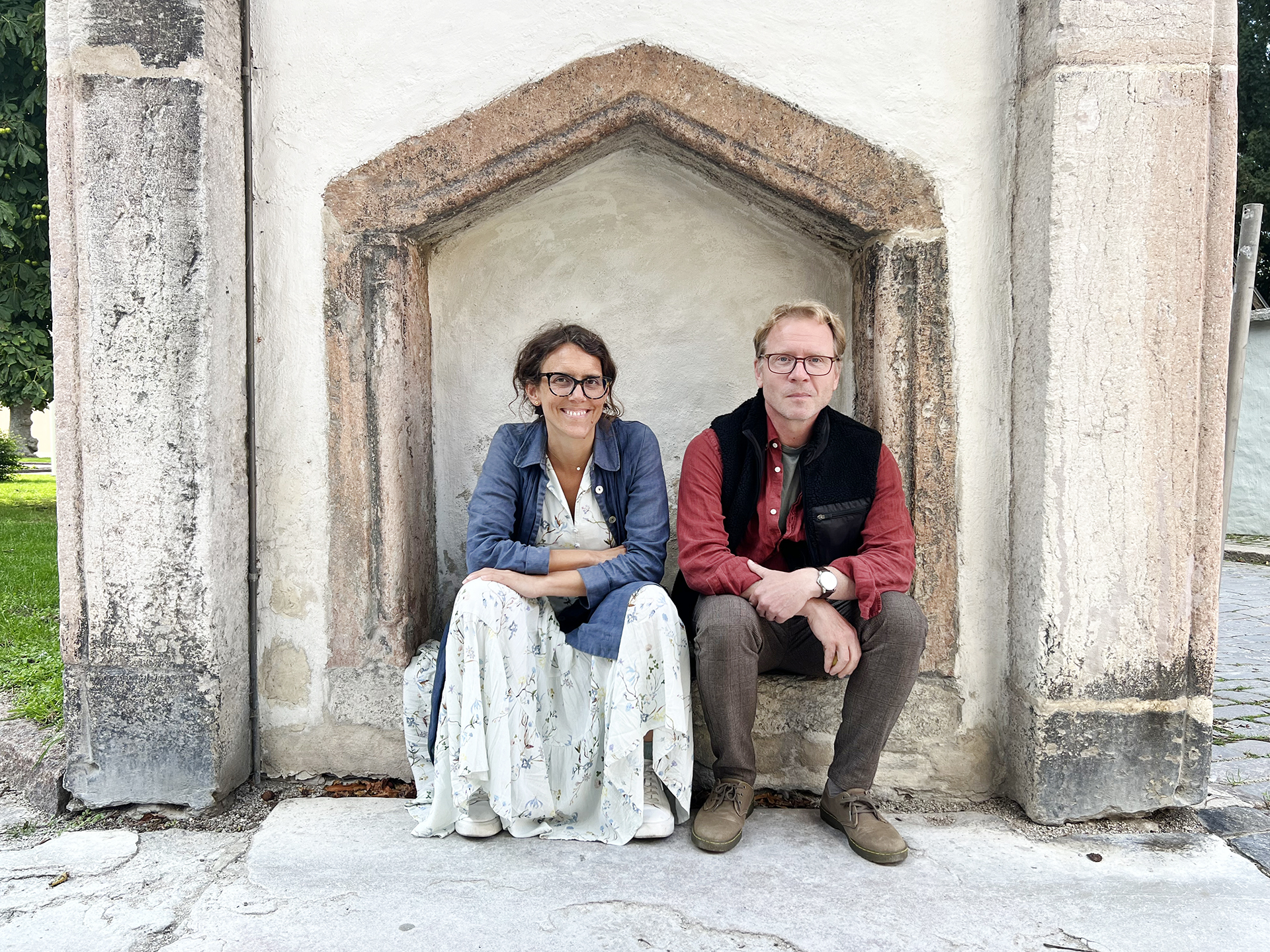 två personer sitter bredvid varandra