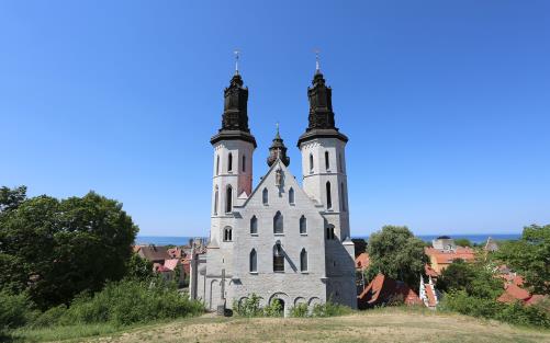 Östra gaveln av domkyrkan Sankta Maria med en blå himmel bakom.