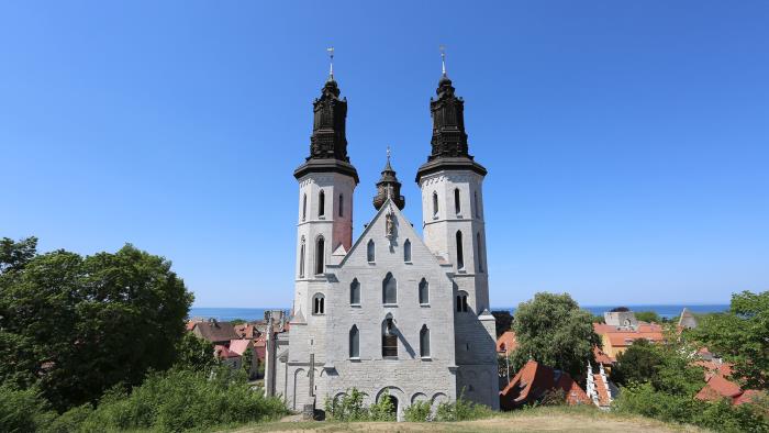 Östra gaveln av domkyrkan Sankta Maria med en blå himmel bakom.