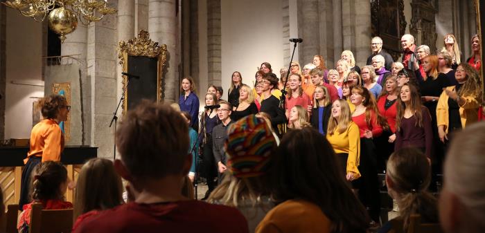 Körer som sjunger tillsammans under Världens Barn-konserten i domkyrkan 2019.