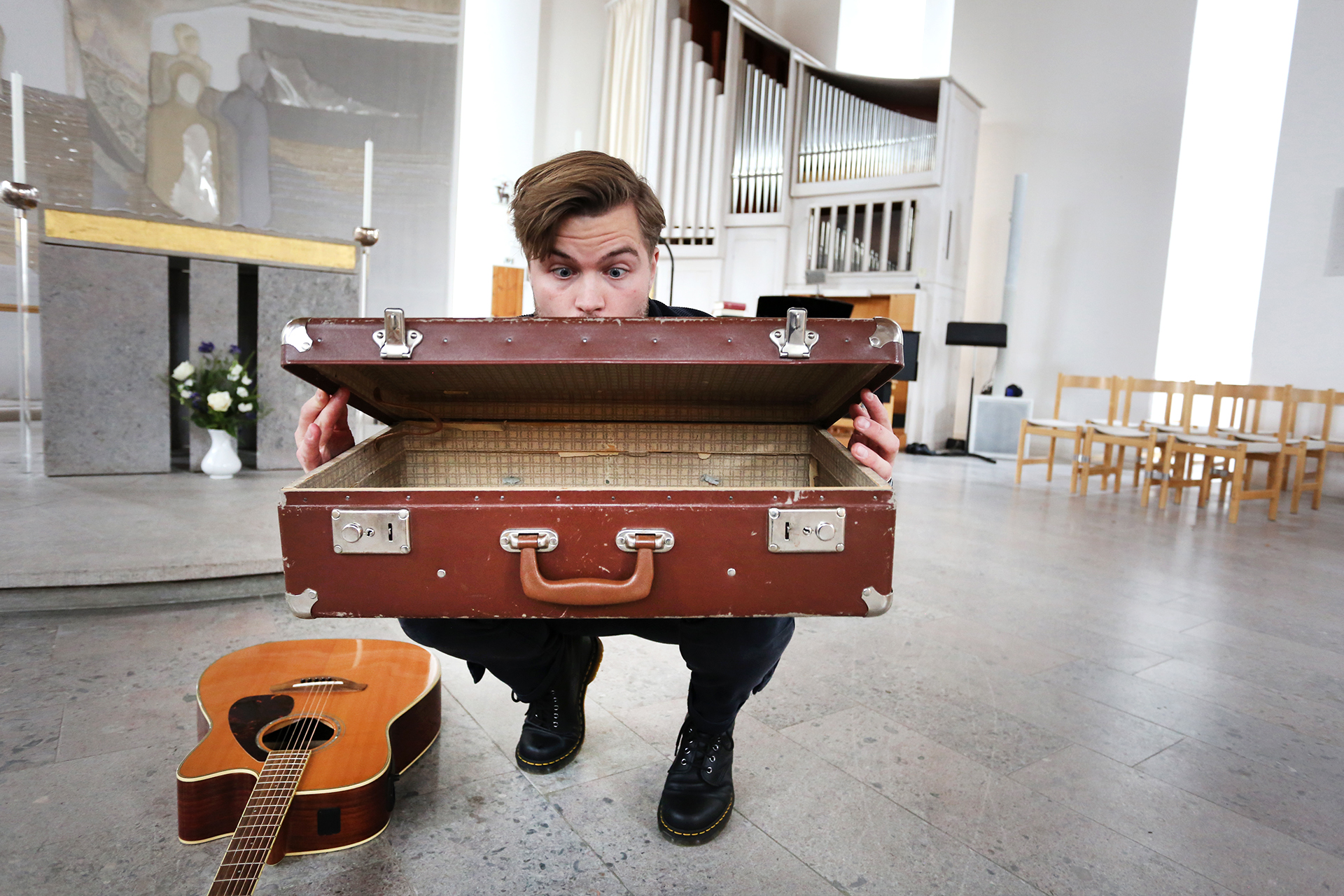 En man som öppnar en resväska