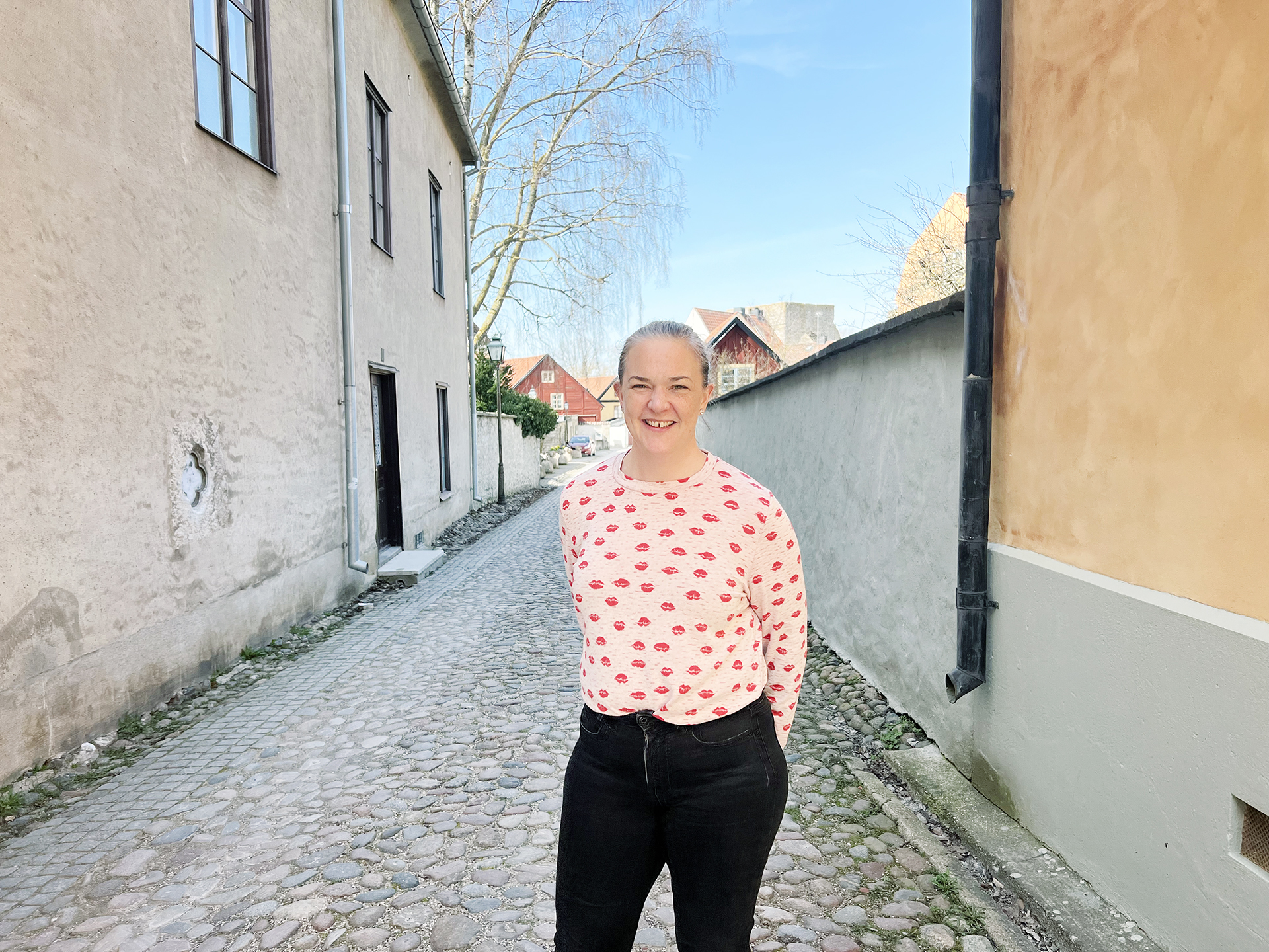 kvinna mellan två husväggar