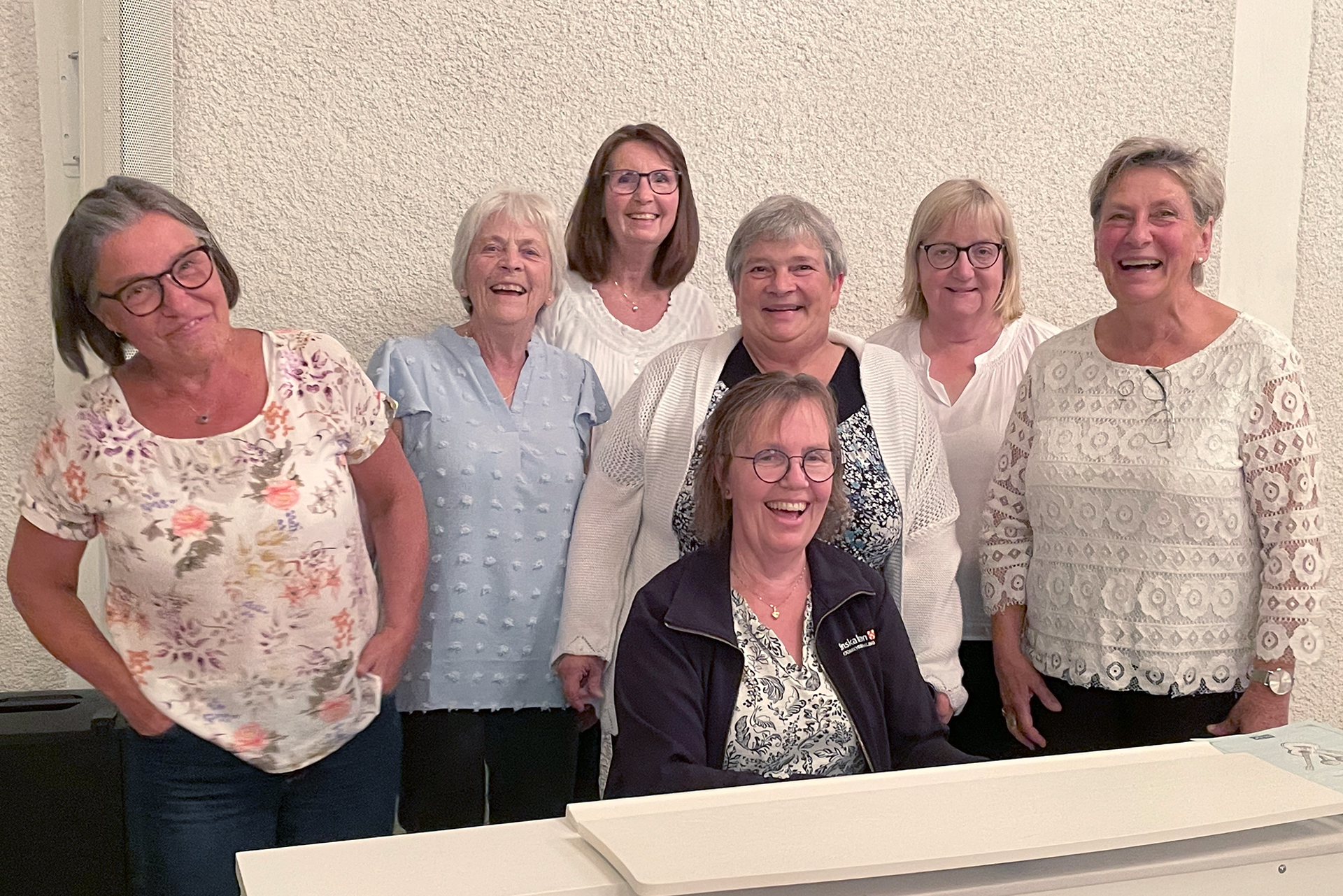 Damköen Novakören sjunger och ler in i kameran.