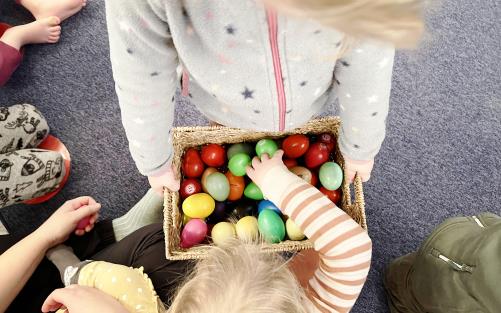 barn plockar ägg ur korg