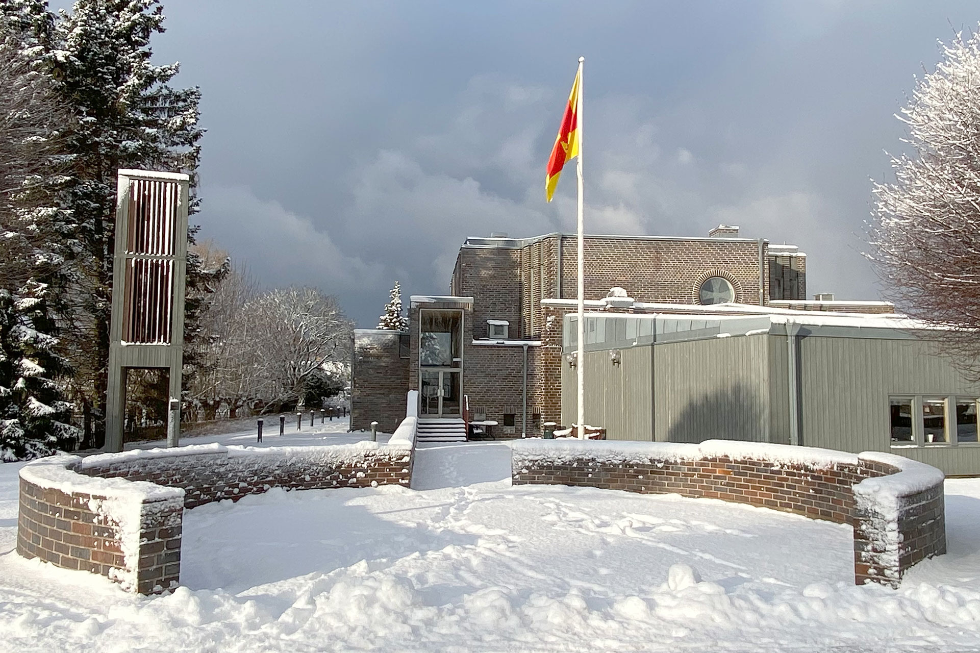 Visborgskyrkan i snö