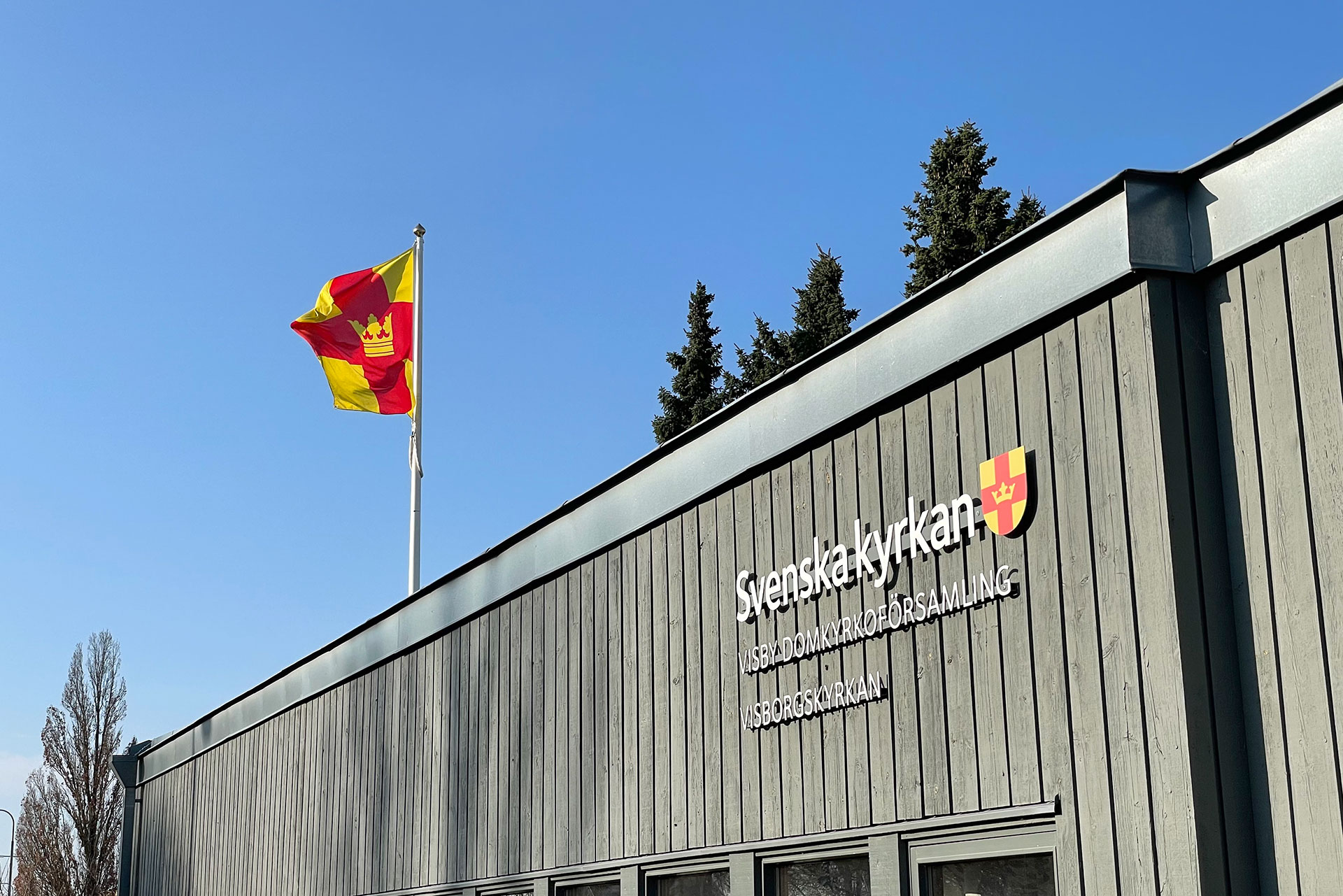 Visborgskyrkan med flagga i topp