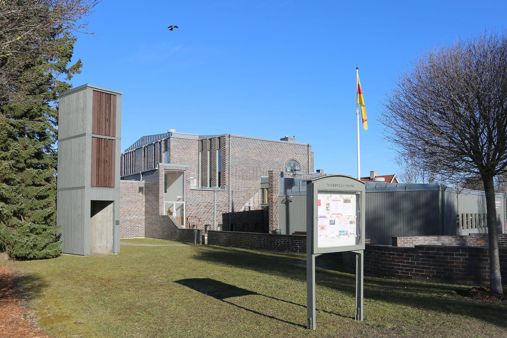 Visborgskyrkan i vårsol.