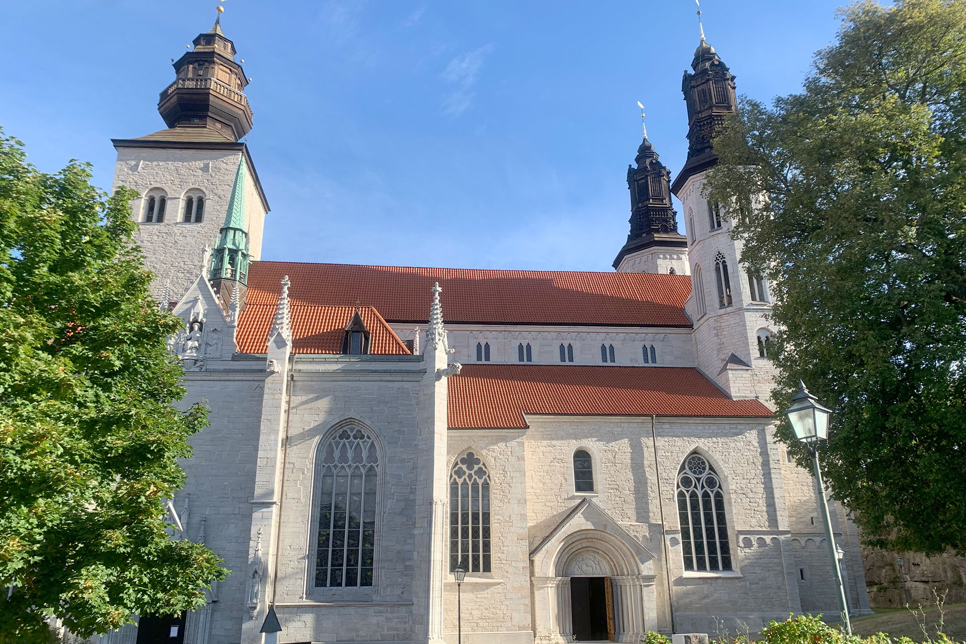 Visby domkyrkas södra fasad.