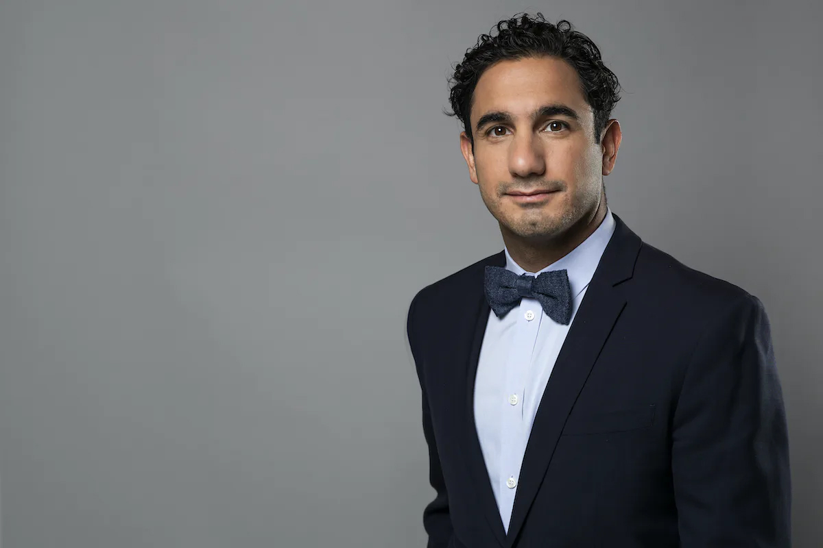 Man med kavaj, grå bakgrund