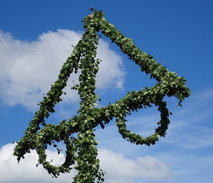Midsommarstång framför blå himmel