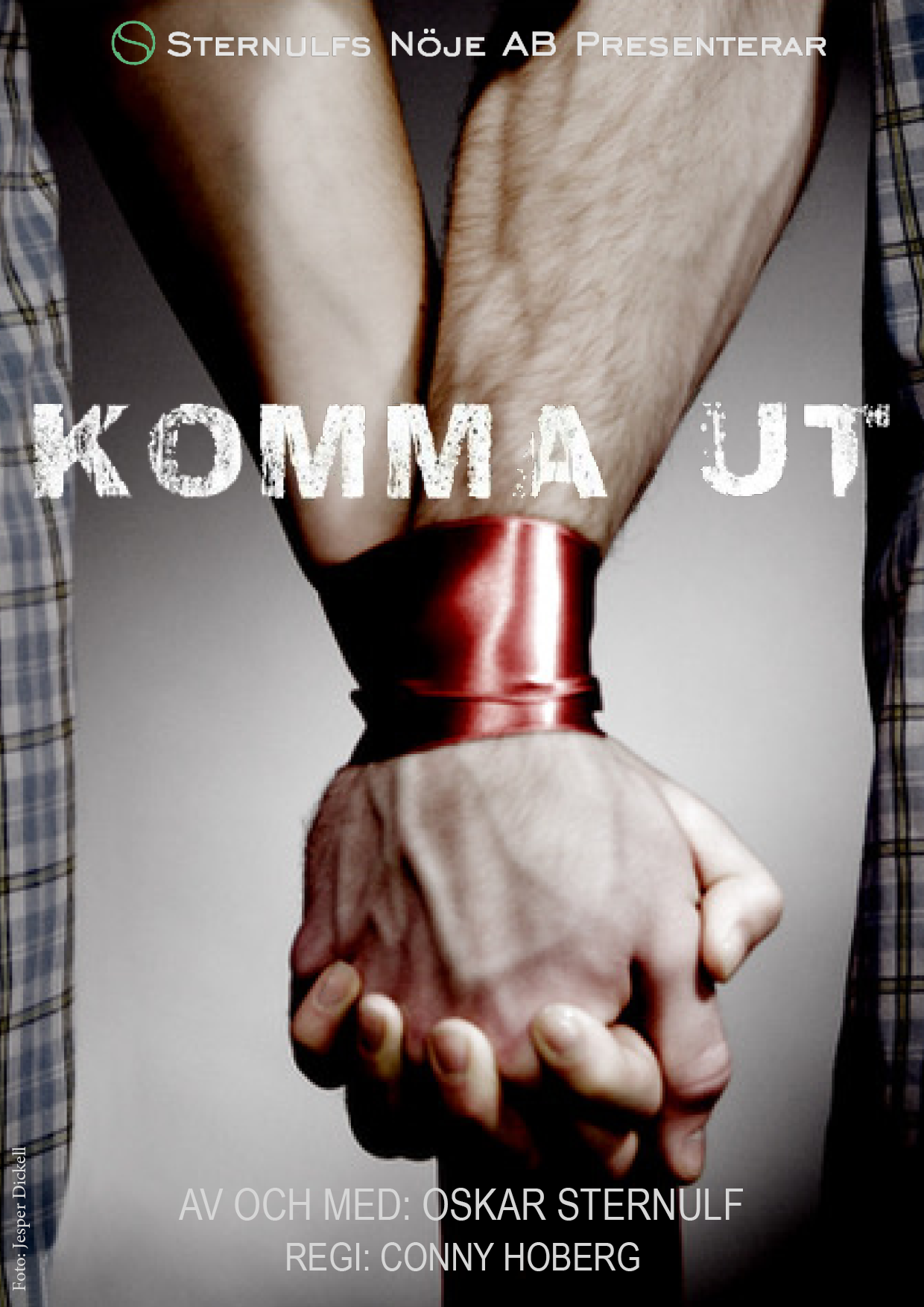 Bild på två män som håller hand