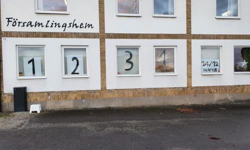Vi gör en adventskalender tillsammans!
Kom och kika i de stooooora luckorna som öppnas 1, 2, 3 och 4 advent.
Och så en lucka till julafton såklart!