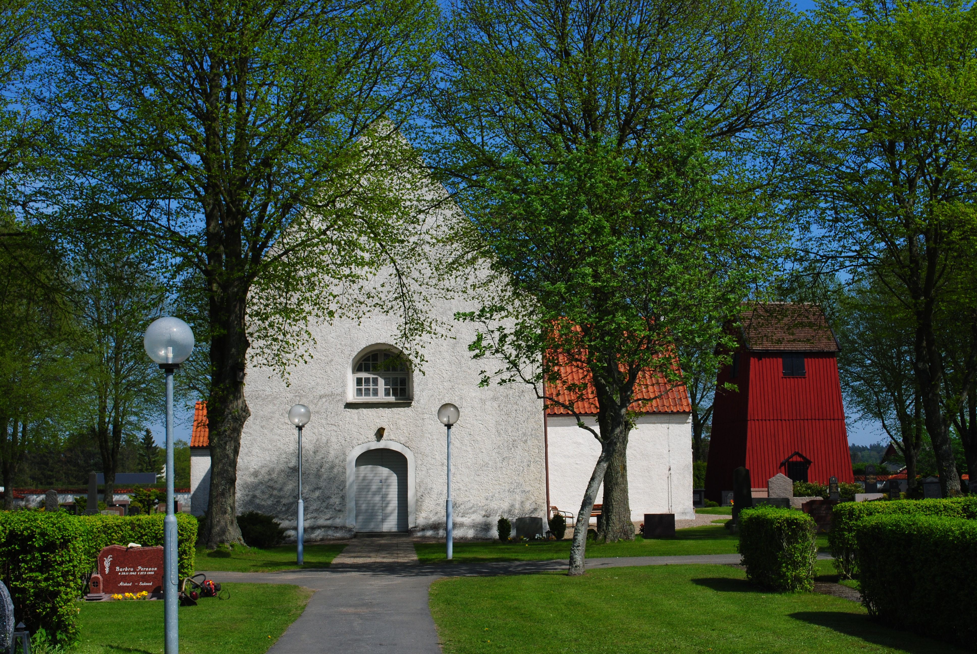 Gualövs kyrka, gröna träd