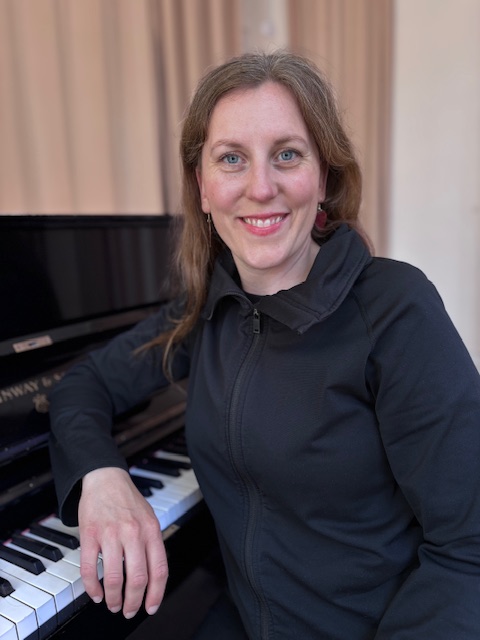 Cecilia Eriksson sitter vid ett piano