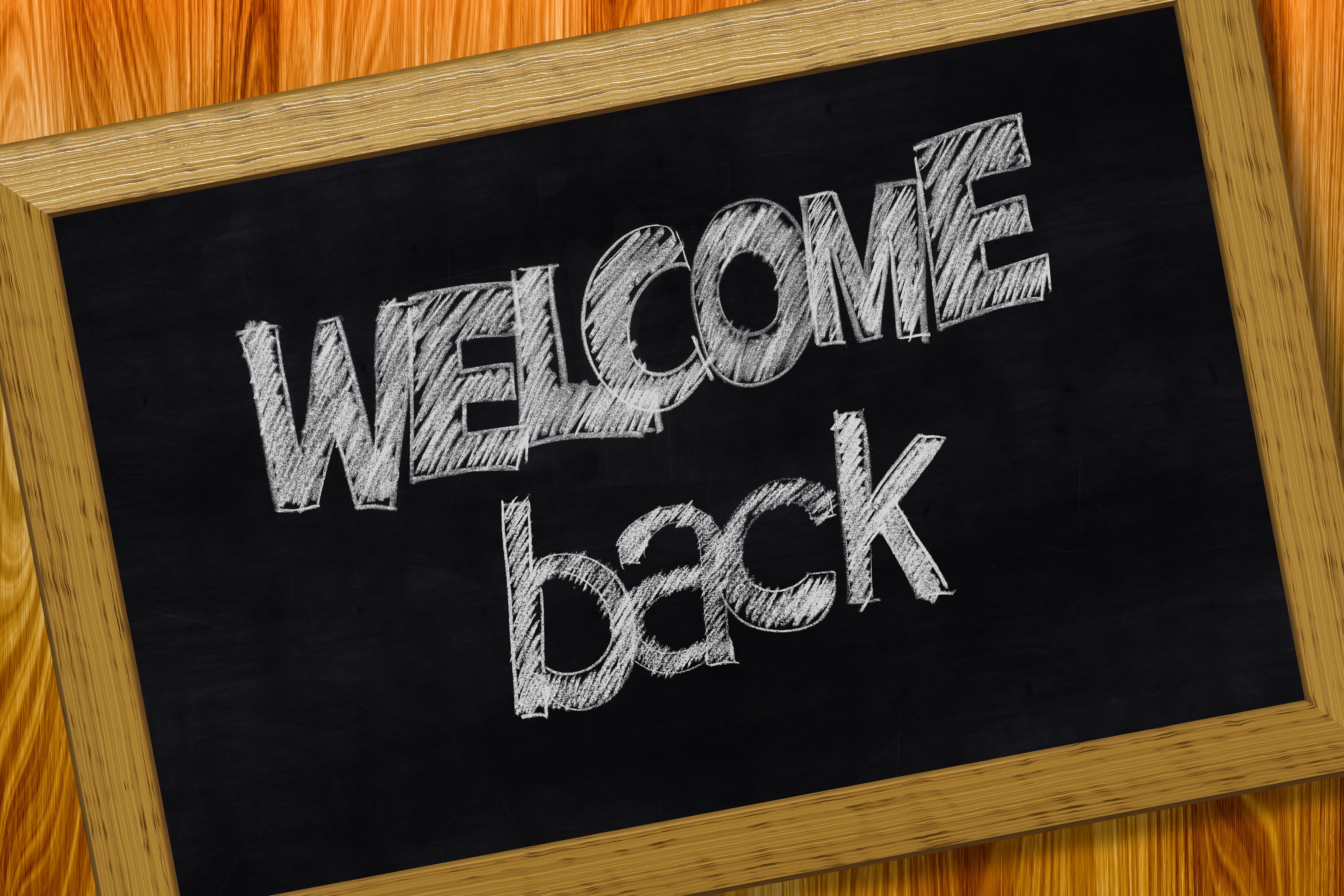 Griffeltavla med texten Welcome back