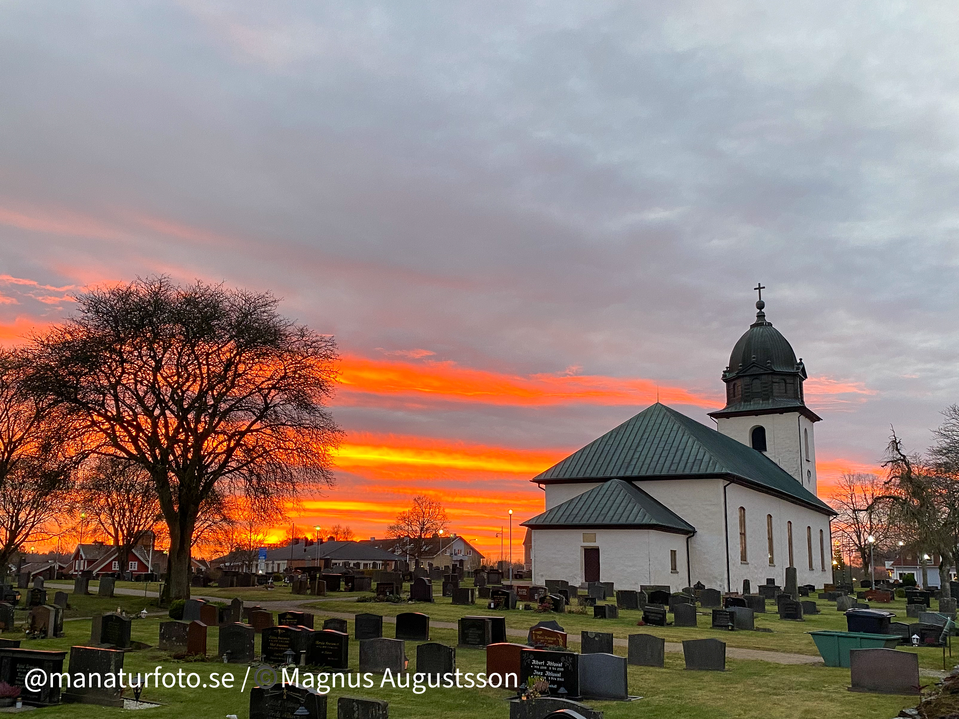 Kyrkan i solnedgång