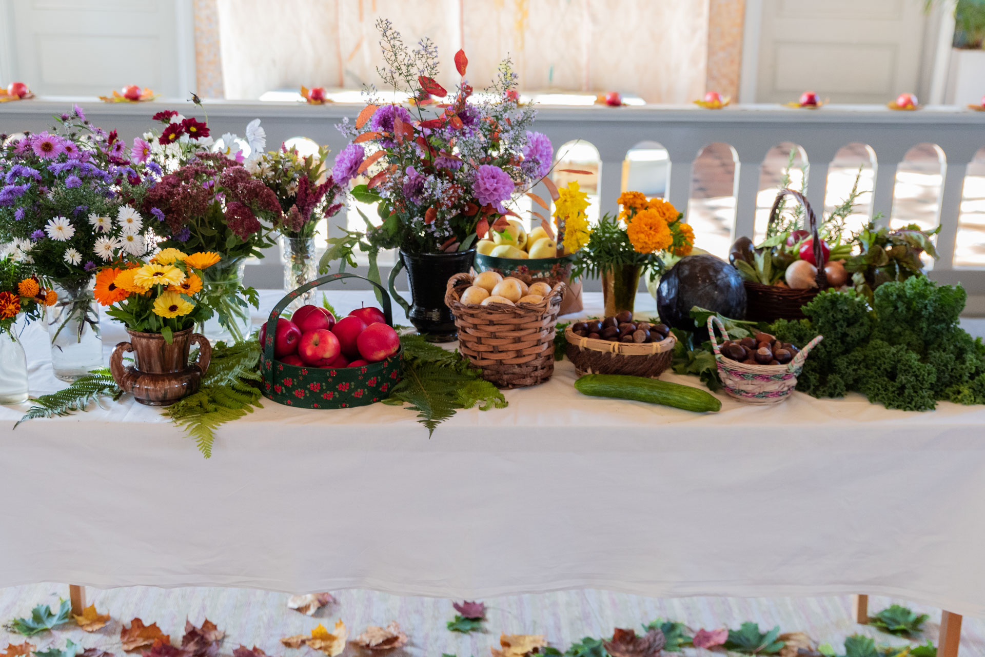 Bord med blommor och grönsaker