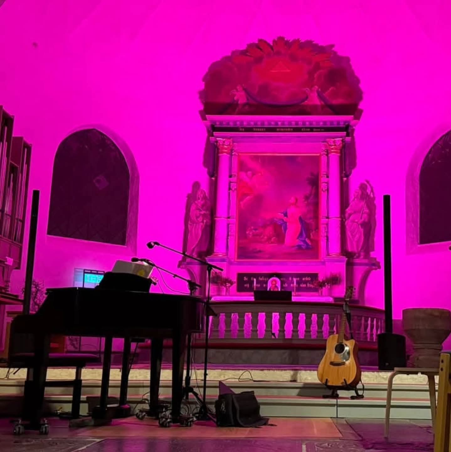 Bild inifrån Genarps kyrka med gitarr och piano