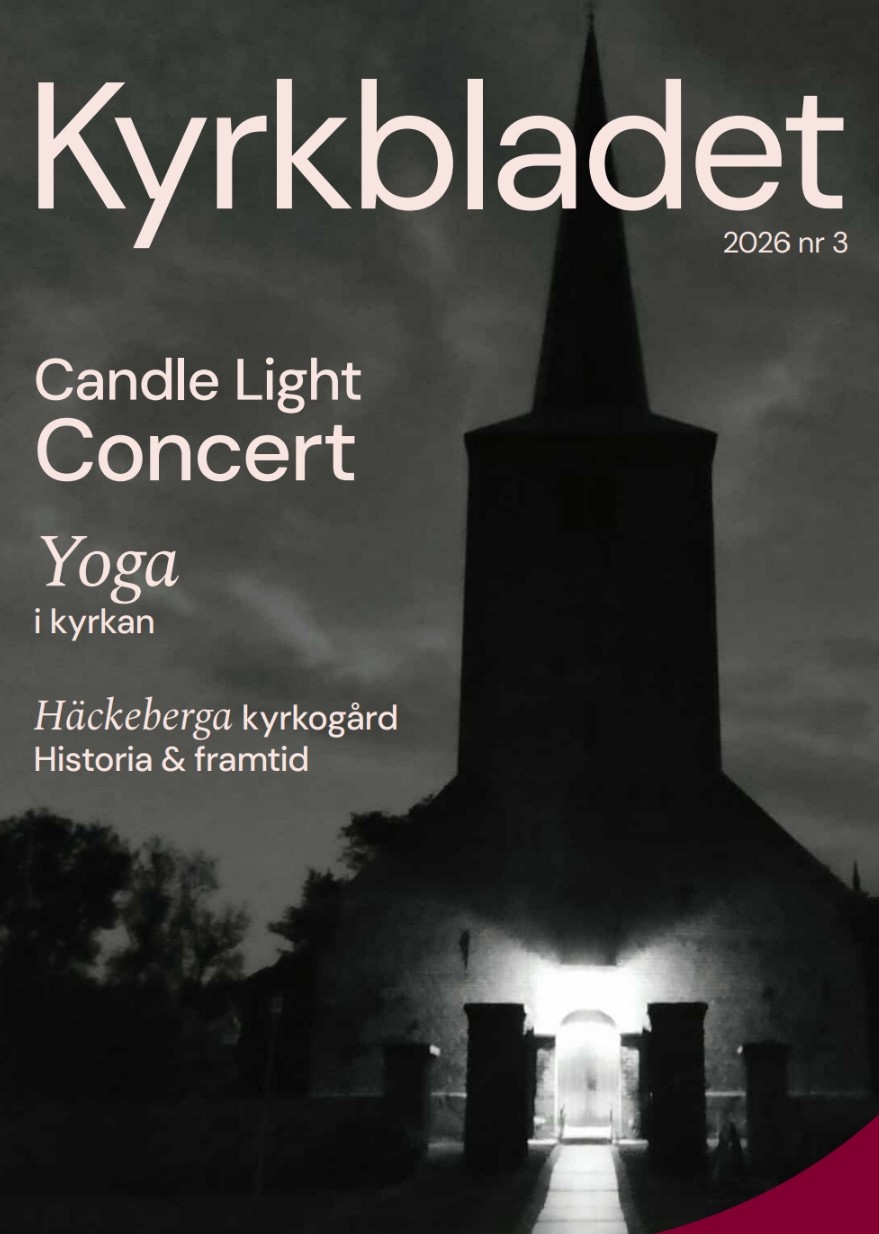 Framsidan på kyrkbladet visar Genarps kyrka kvällstid