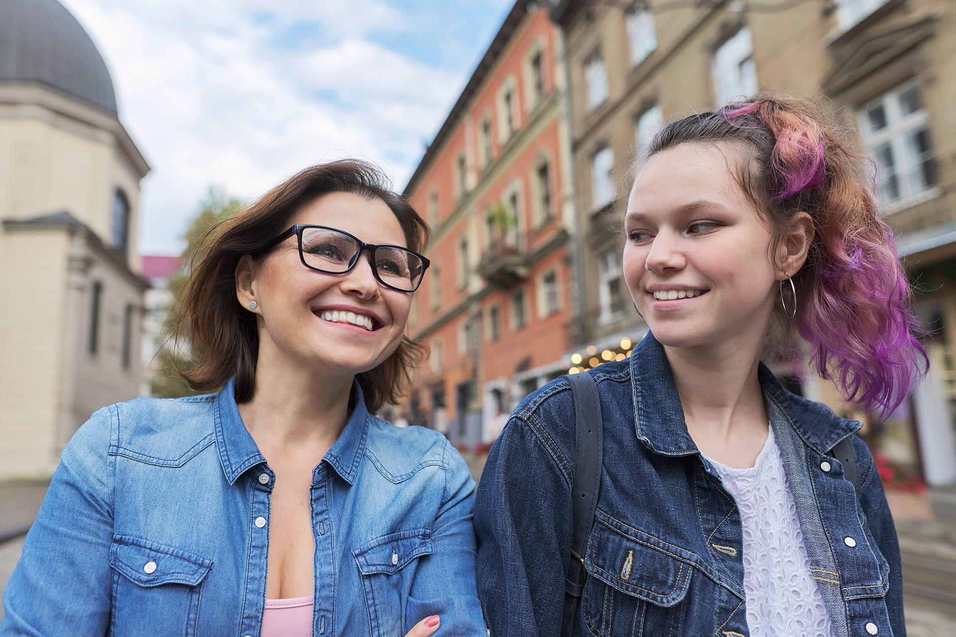 Mamma och tonårsdotter i stan