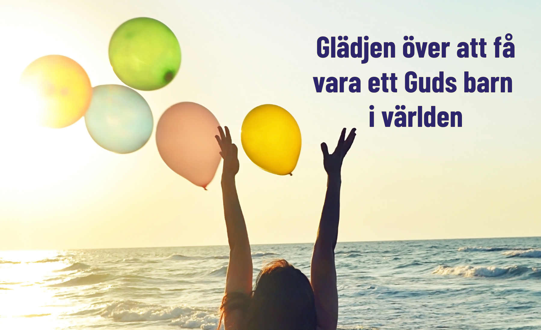 En människa som släpper upp ballonger över havet