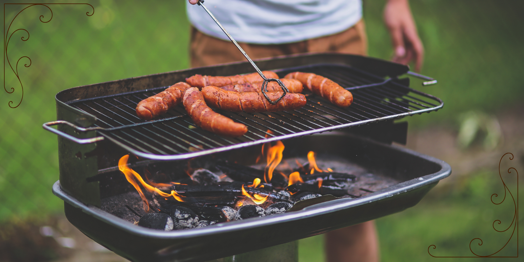 Man som grillar korv