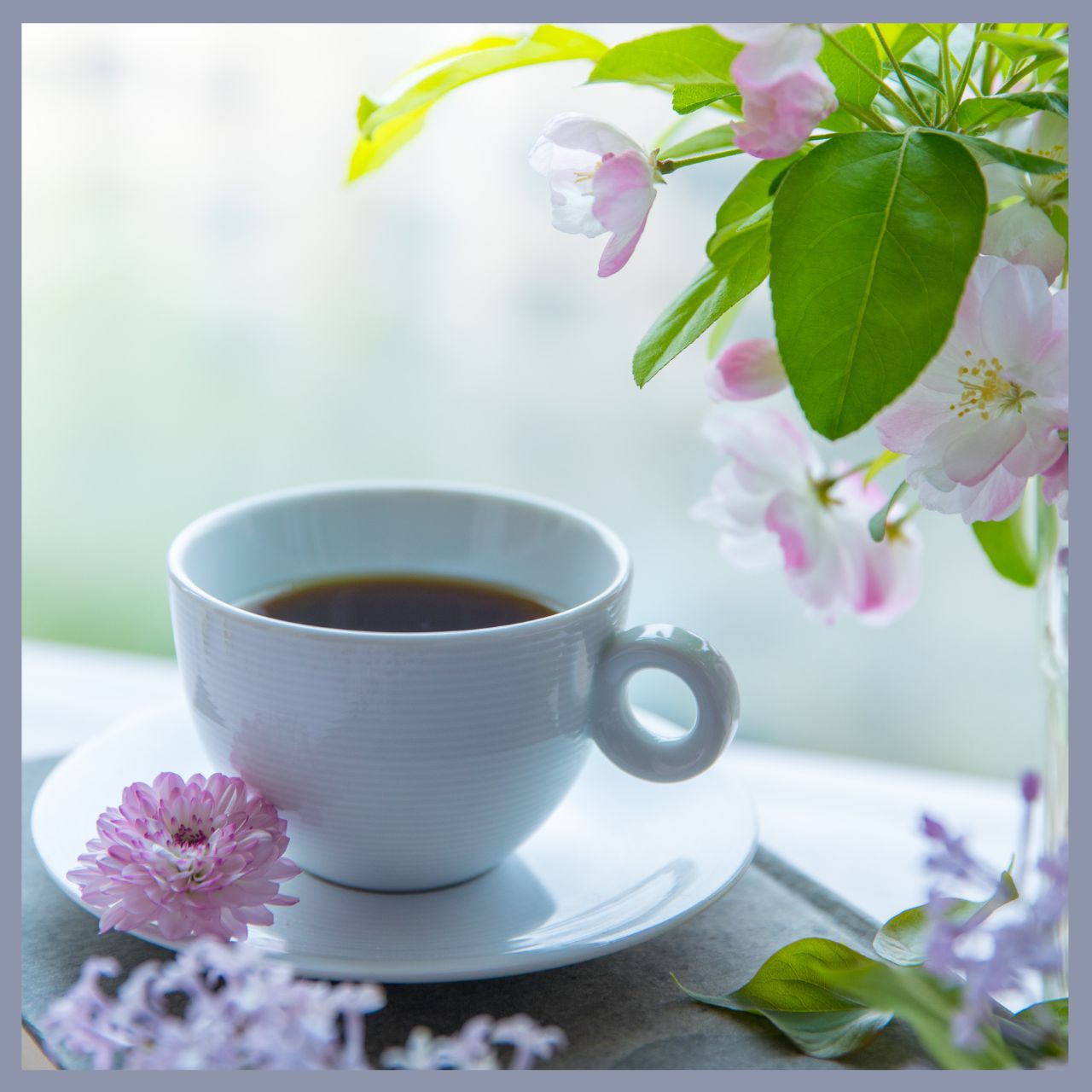 kaffekopp och blommor