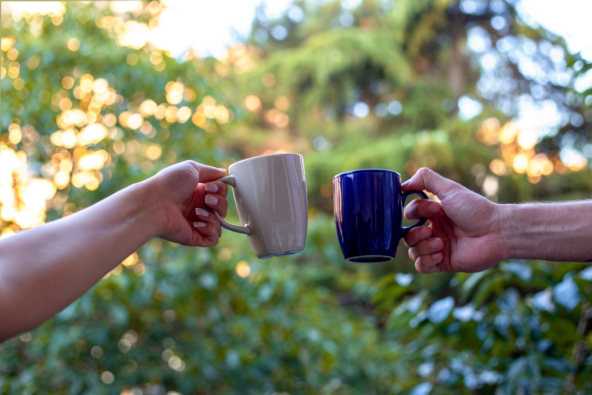 Två kaffemuggar i grönskan