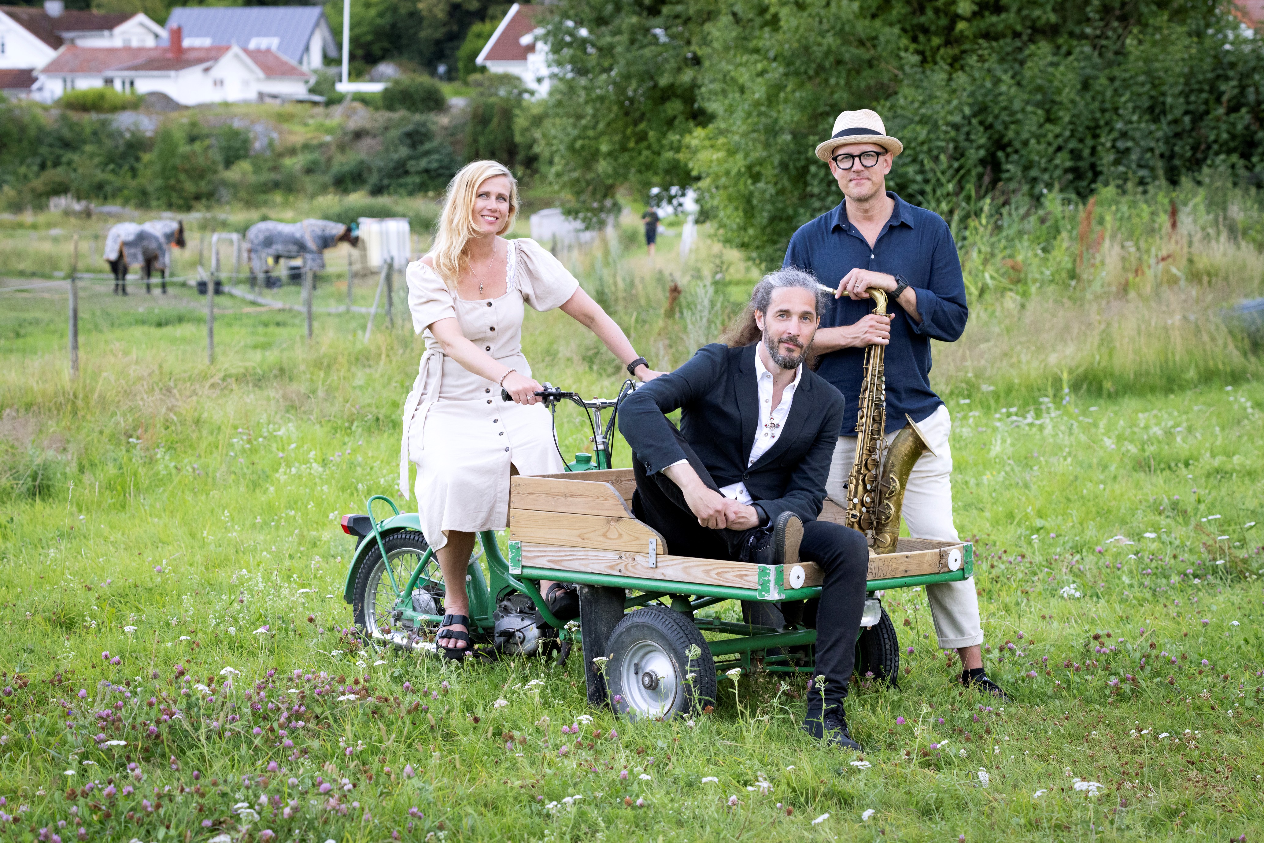 Trio med moped och saxofon