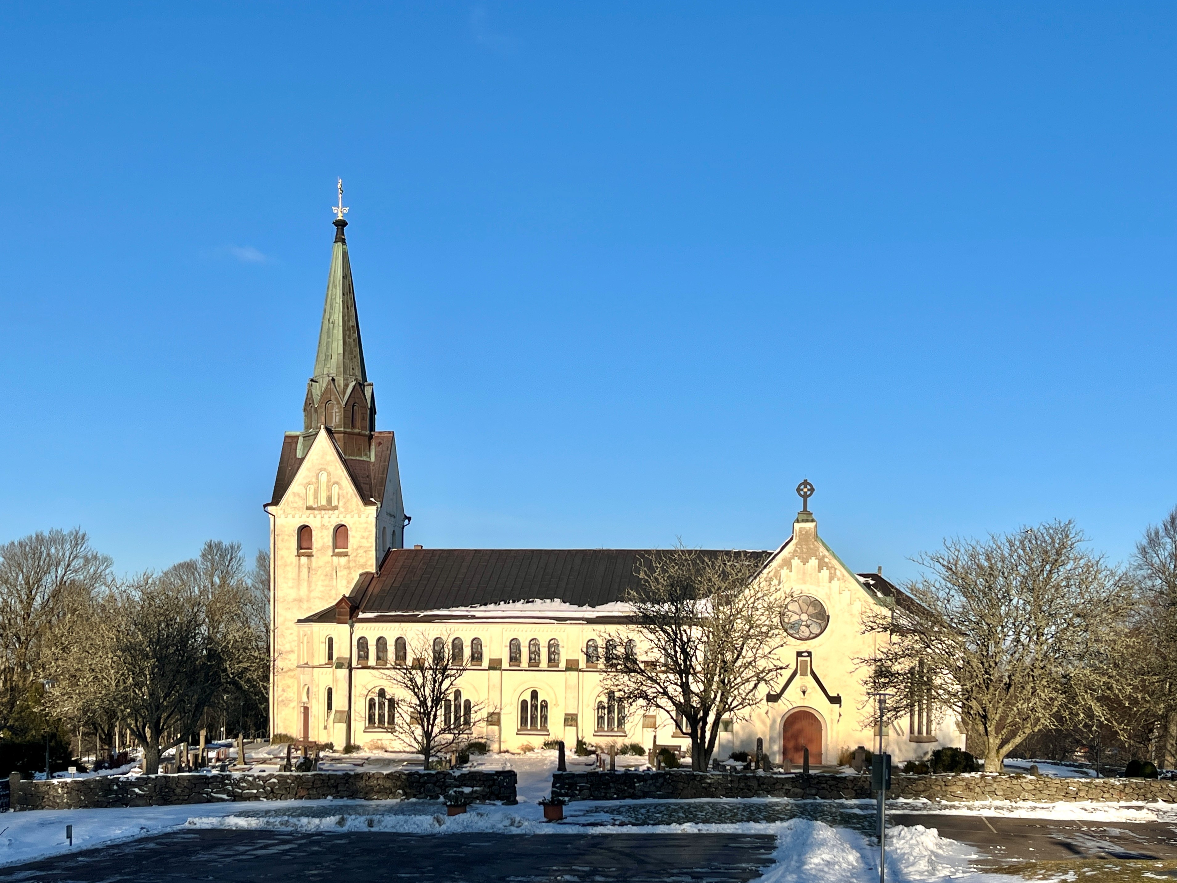 Lindome kyrka i vinterskrud