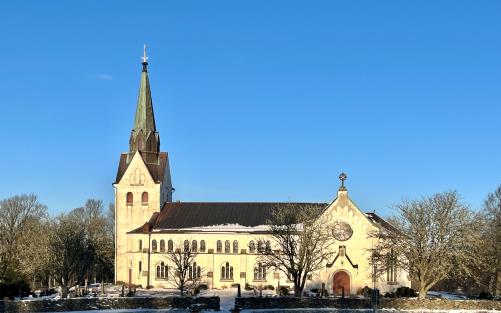 Lindome kyrka i vinterskrud