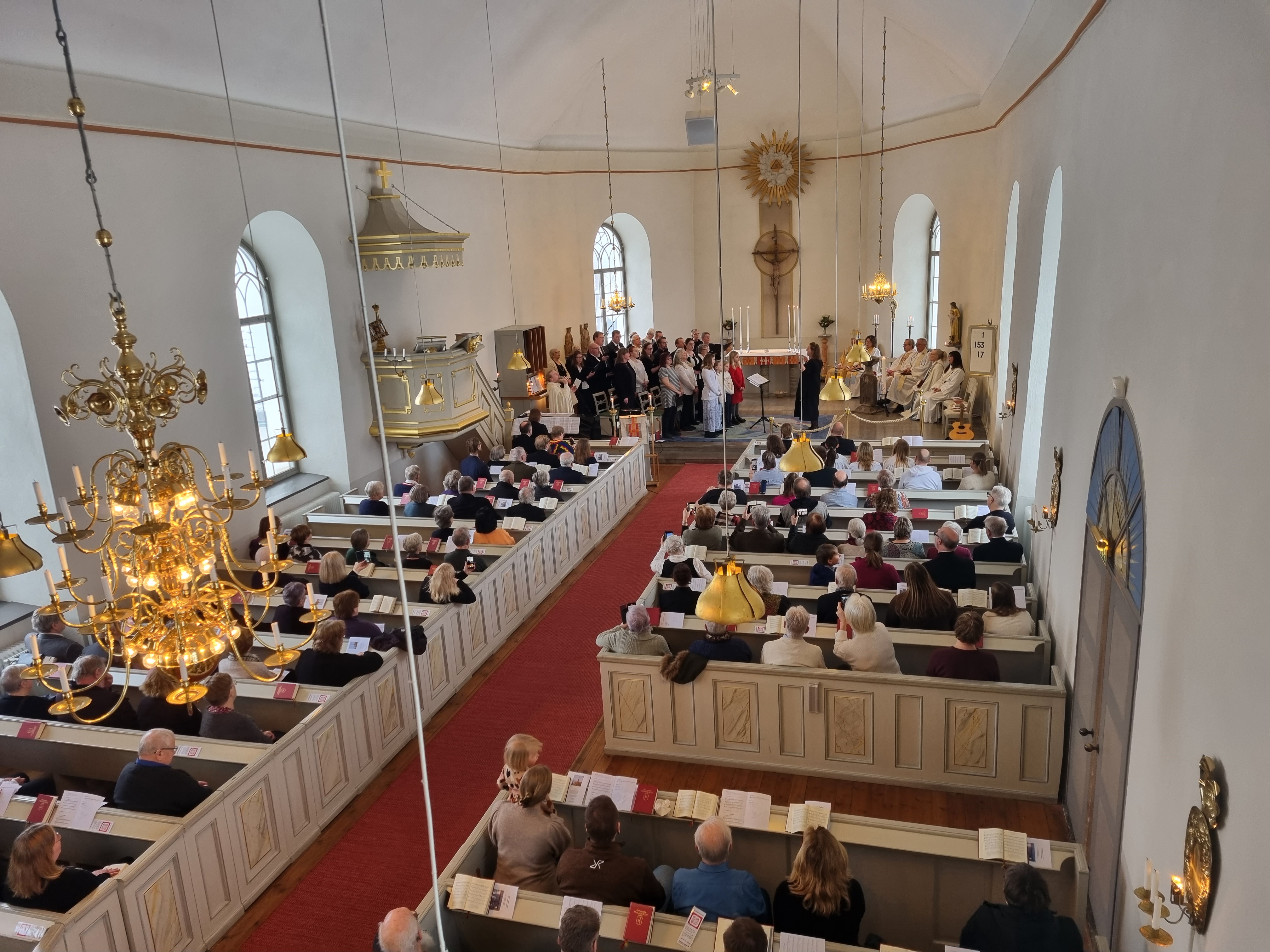 En kyrka med många gudstjänstbesökare